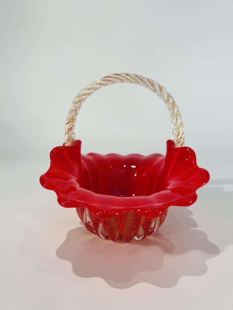 International Style Archimede Seguso Basket in Murano Glass with Gold and Coralo Glass For Sale