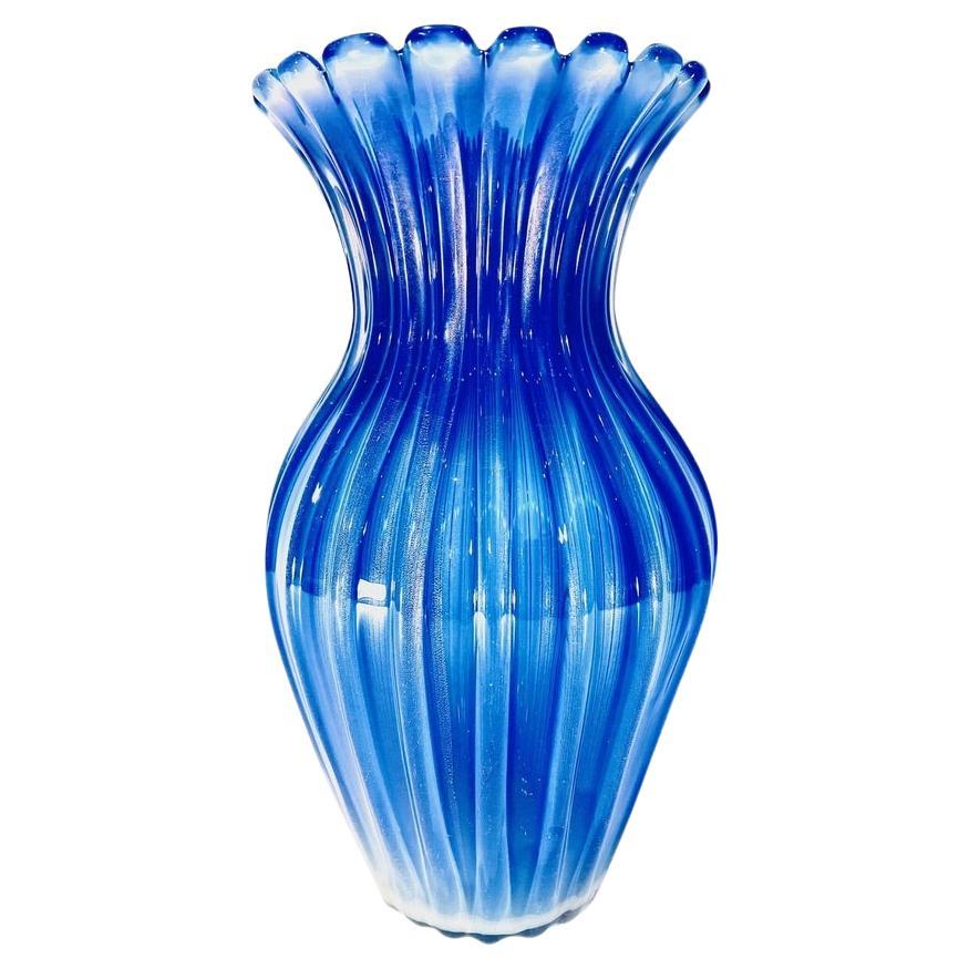 Archimede Seguso  blue Murano glass "Costolato oro" circa 1950 vase. For Sale