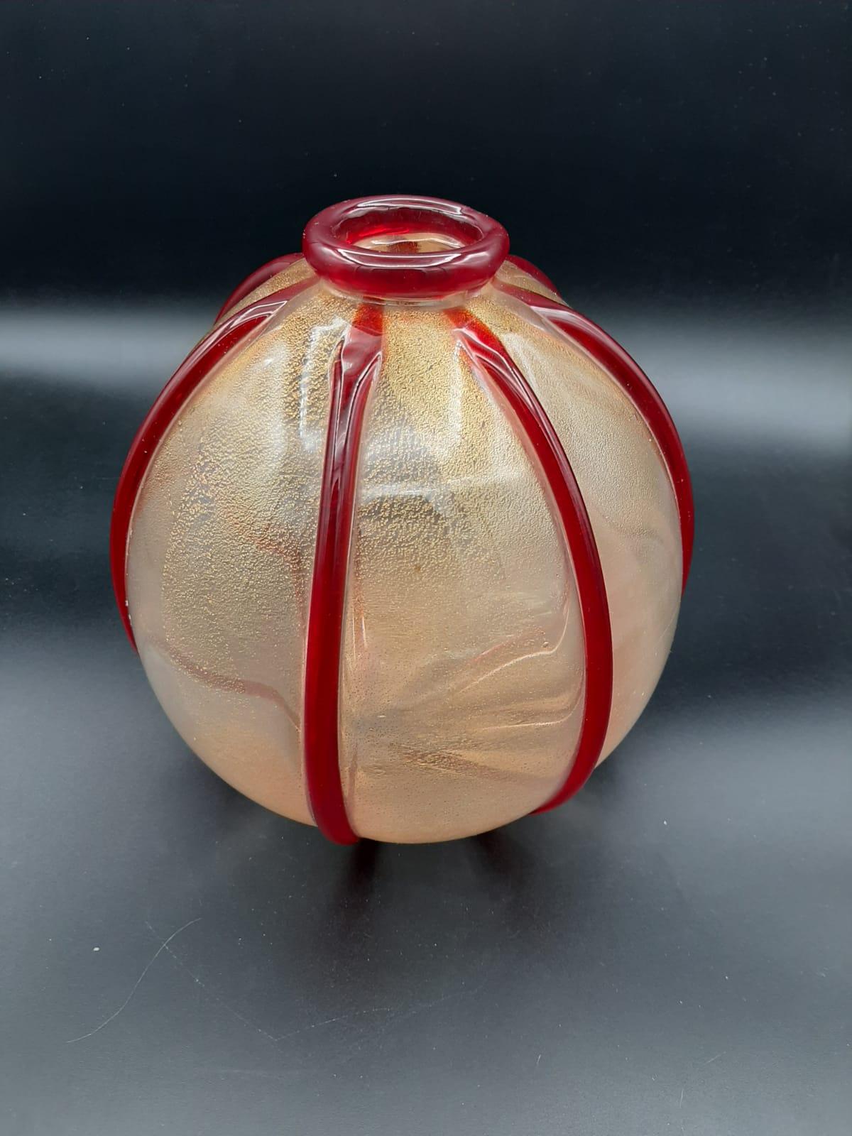Jarrón de cordón de los años 50. Cristal transparente con pan de oro y nervios rojo rubí.