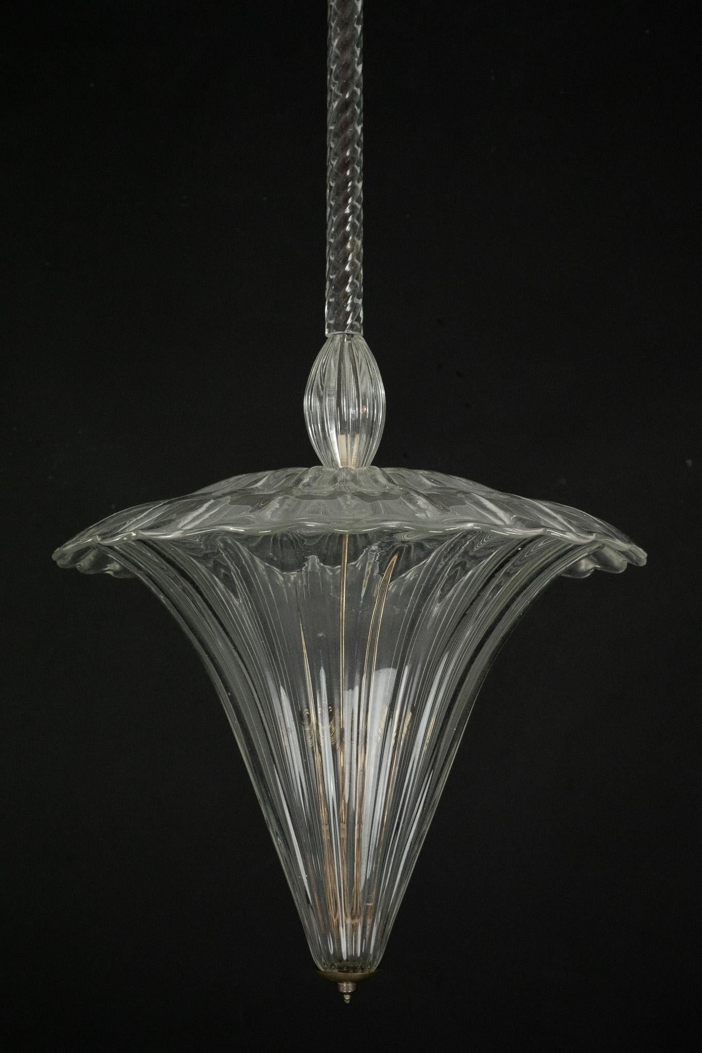Ein schöner Anhänger aus Murano-Glas des bekannten Glaskünstlers Archimede Seguso aus den 1940er Jahren. Dieses elegante Stück zeigt mundgeblasenes Klarglas mit einer raffiniert geschwungenen Platte und einem markanten kugelförmigen Element darüber.