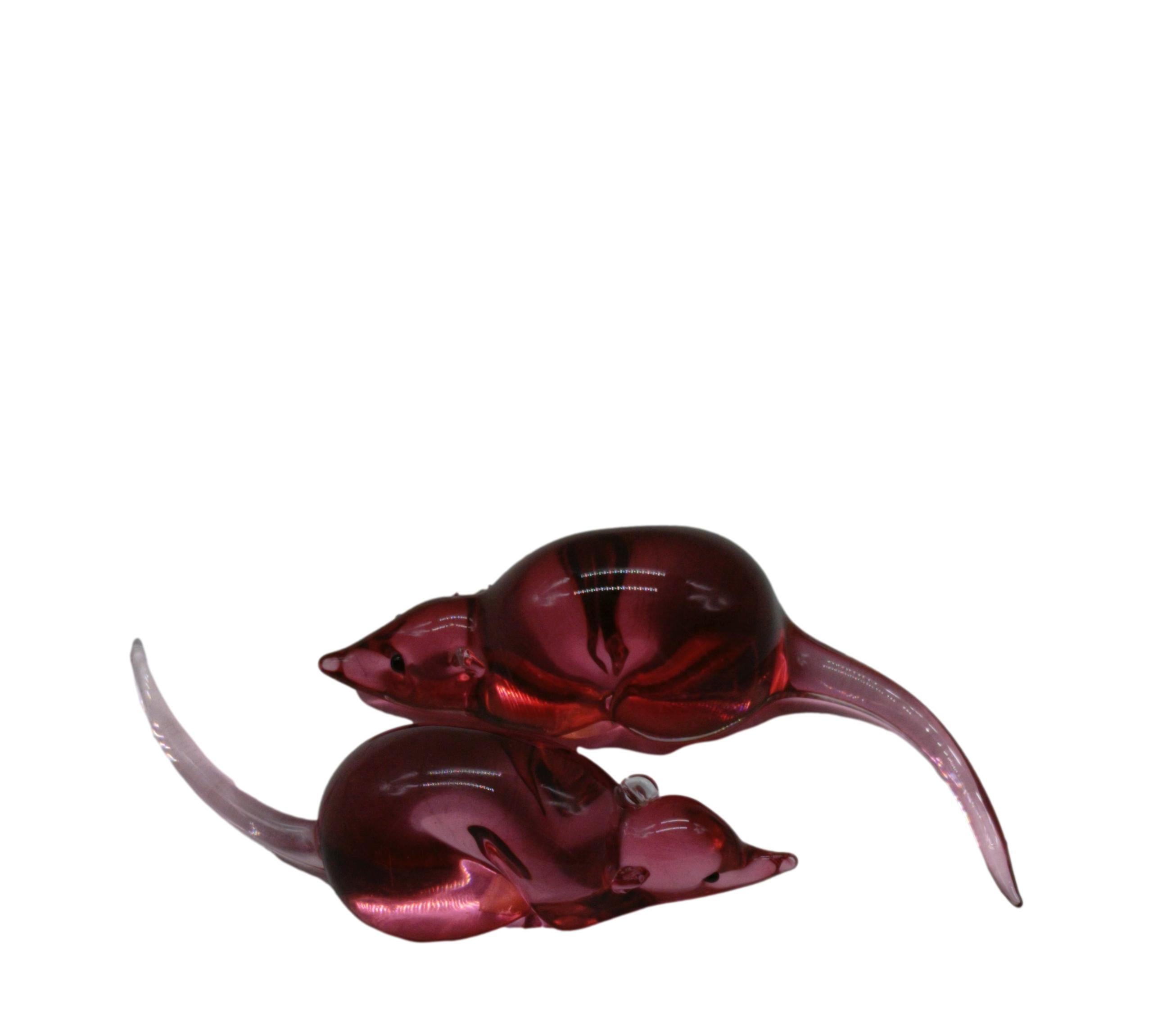Este encantador juego de dos ratones de cristal de Murano es una auténtica obra de arte creada por el famoso maestro vidriero Seguso. Caracterizados por un brillante tono rosA y líneas sinuosas que realzan su delicadeza, estos ratoncitos son un