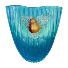 Vaso di Archimede Seguso "costolato opalino oro" del 1950 circa con frutti applicati.
