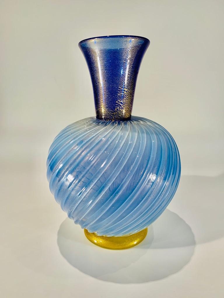 italien Vase bleu «stolato oro coronatto » d'Archimede Seguso, circa 1950 en vente