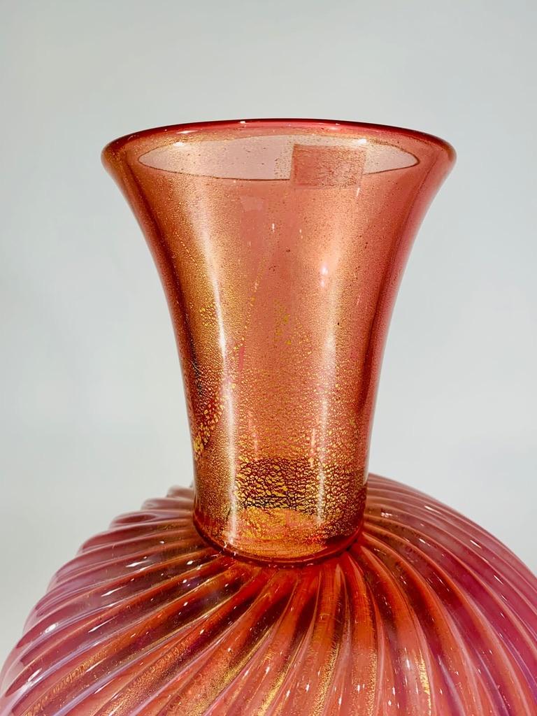 Incredible Archimede Seguso Murano glass 'Çostolato oro coronatto' pink vase circa 1950.