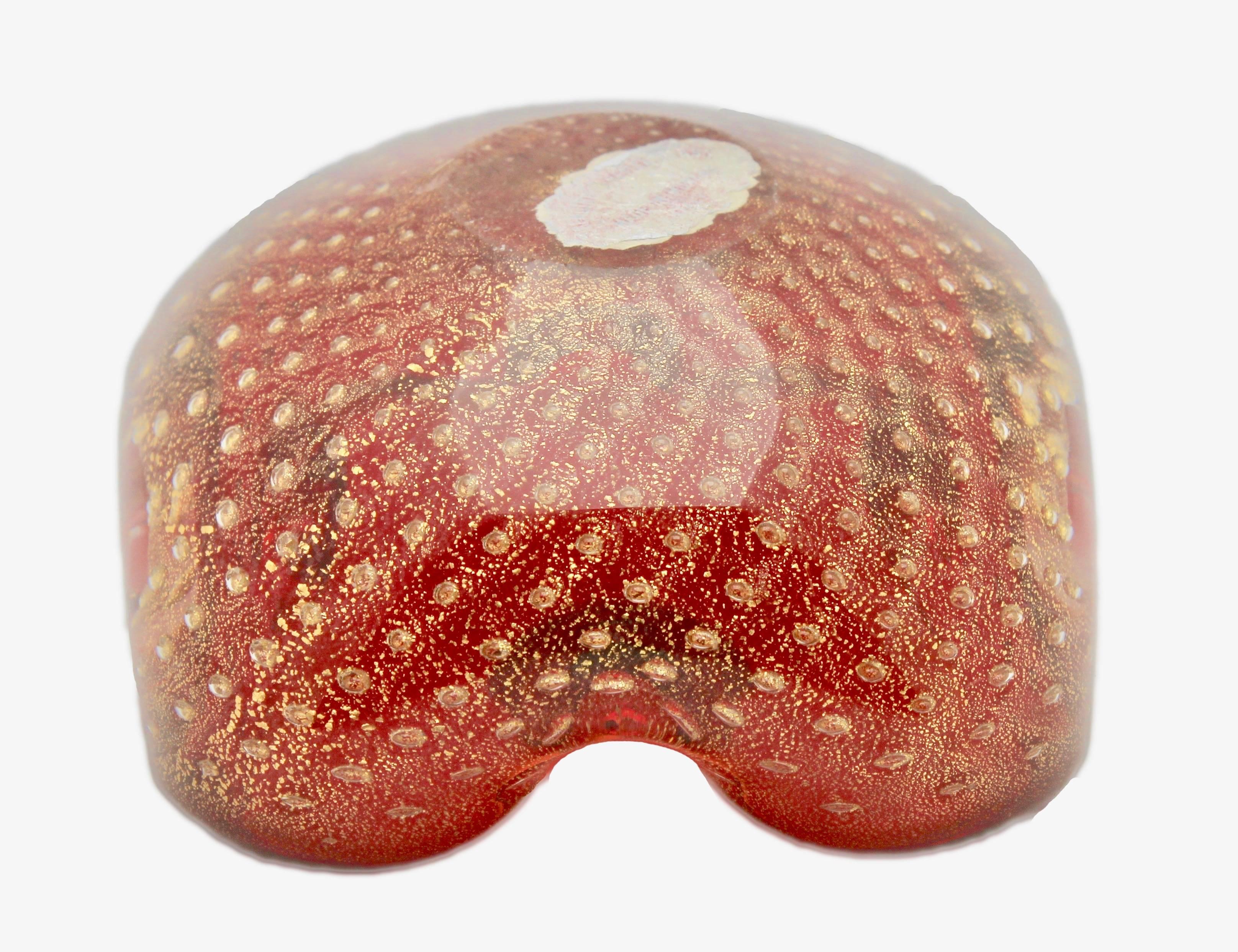 Verre d'art Archimede Seguso bulles contrôlées rouge canneberge avec inclusions d'éclaboussures dorées en vente
