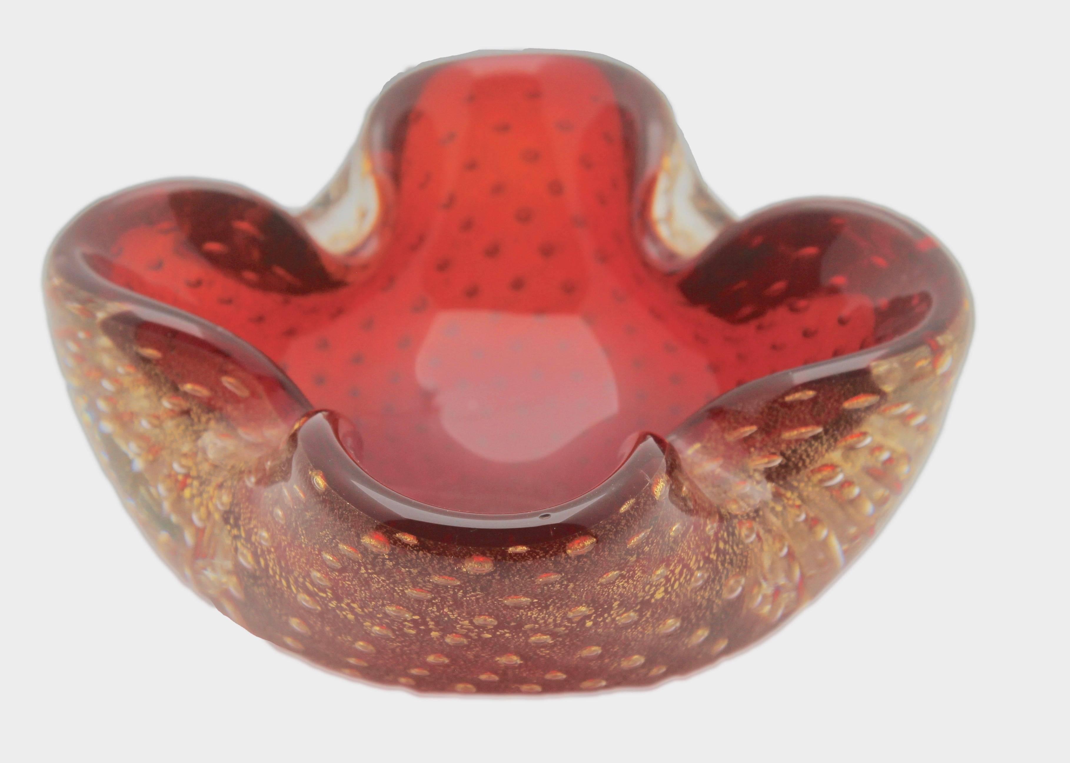 Archimede Seguso bulles contrôlées rouge canneberge avec inclusions d'éclaboussures dorées en vente 1