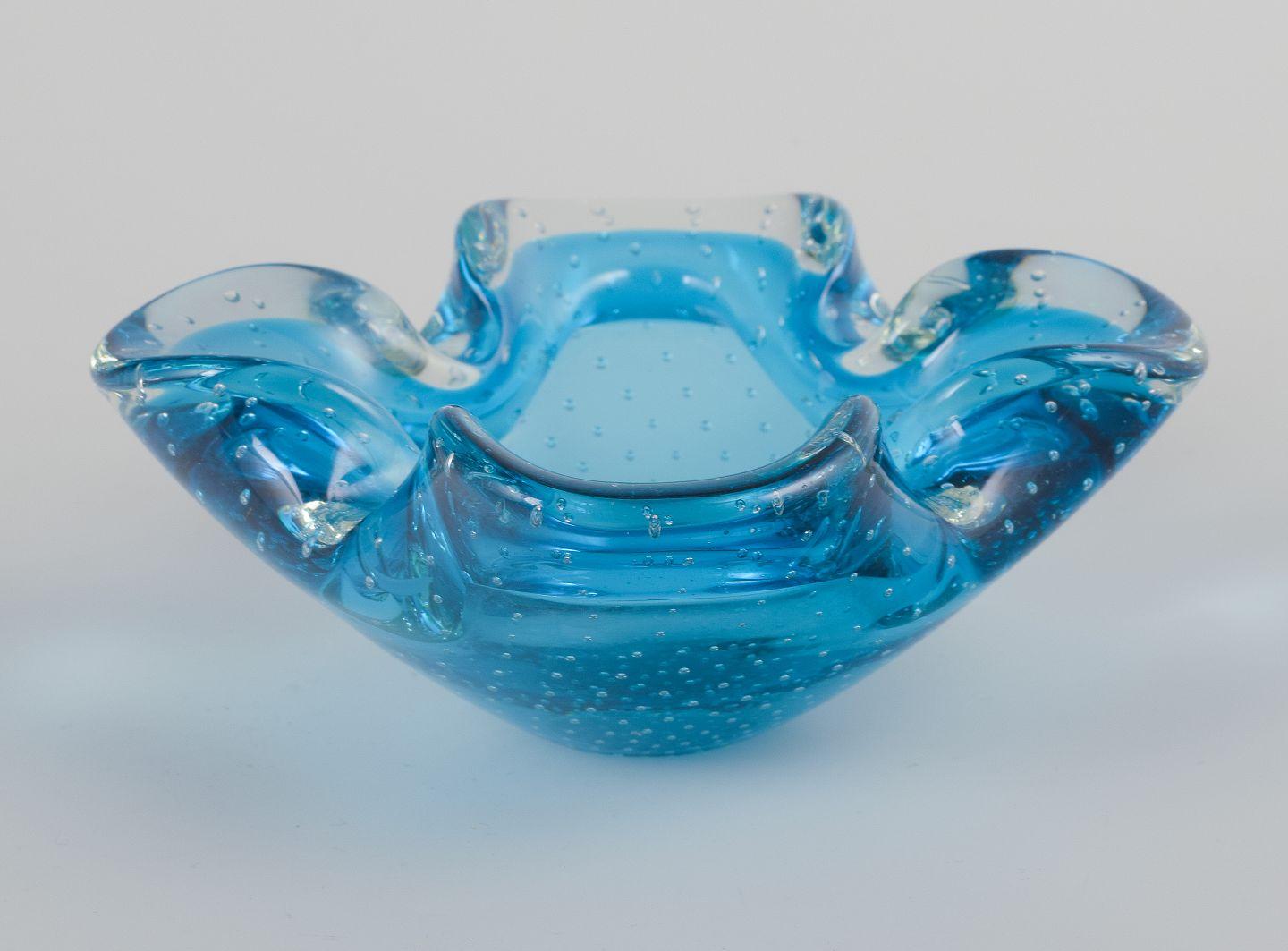 Moderno Archimede Seguso per Murano, Italia. Ciotola in vetro artistico azzurro con bordo trasparente. in vendita