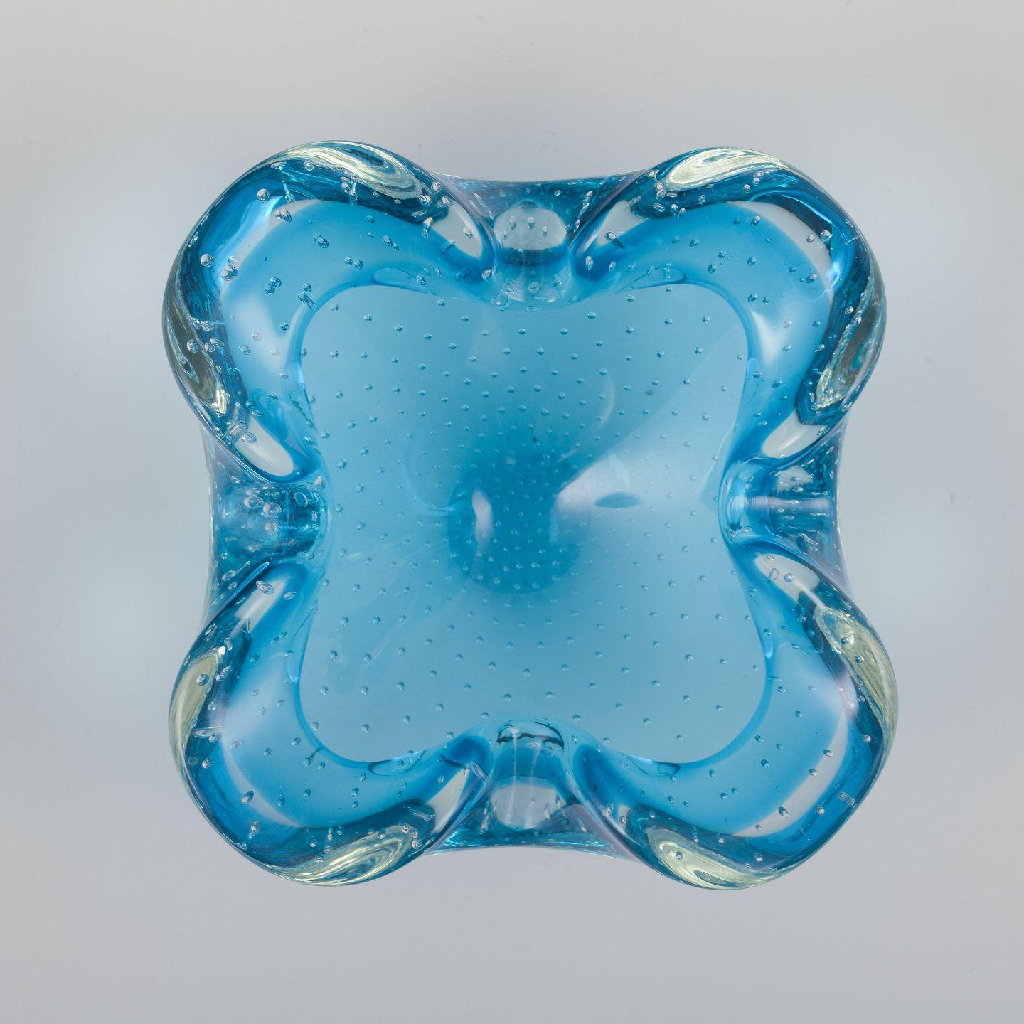 Italiano Archimede Seguso per Murano, Italia. Ciotola in vetro artistico azzurro con bordo trasparente. in vendita