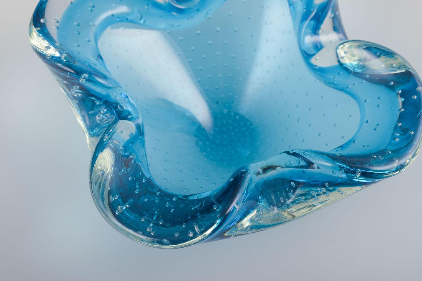 Archimede Seguso per Murano, Italia. Ciotola in vetro artistico azzurro con bordo trasparente. In condizioni ottime in vendita a København, Copenhagen