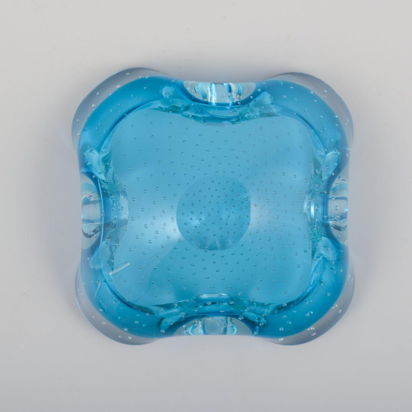 XX secolo Archimede Seguso per Murano, Italia. Ciotola in vetro artistico azzurro con bordo trasparente. in vendita