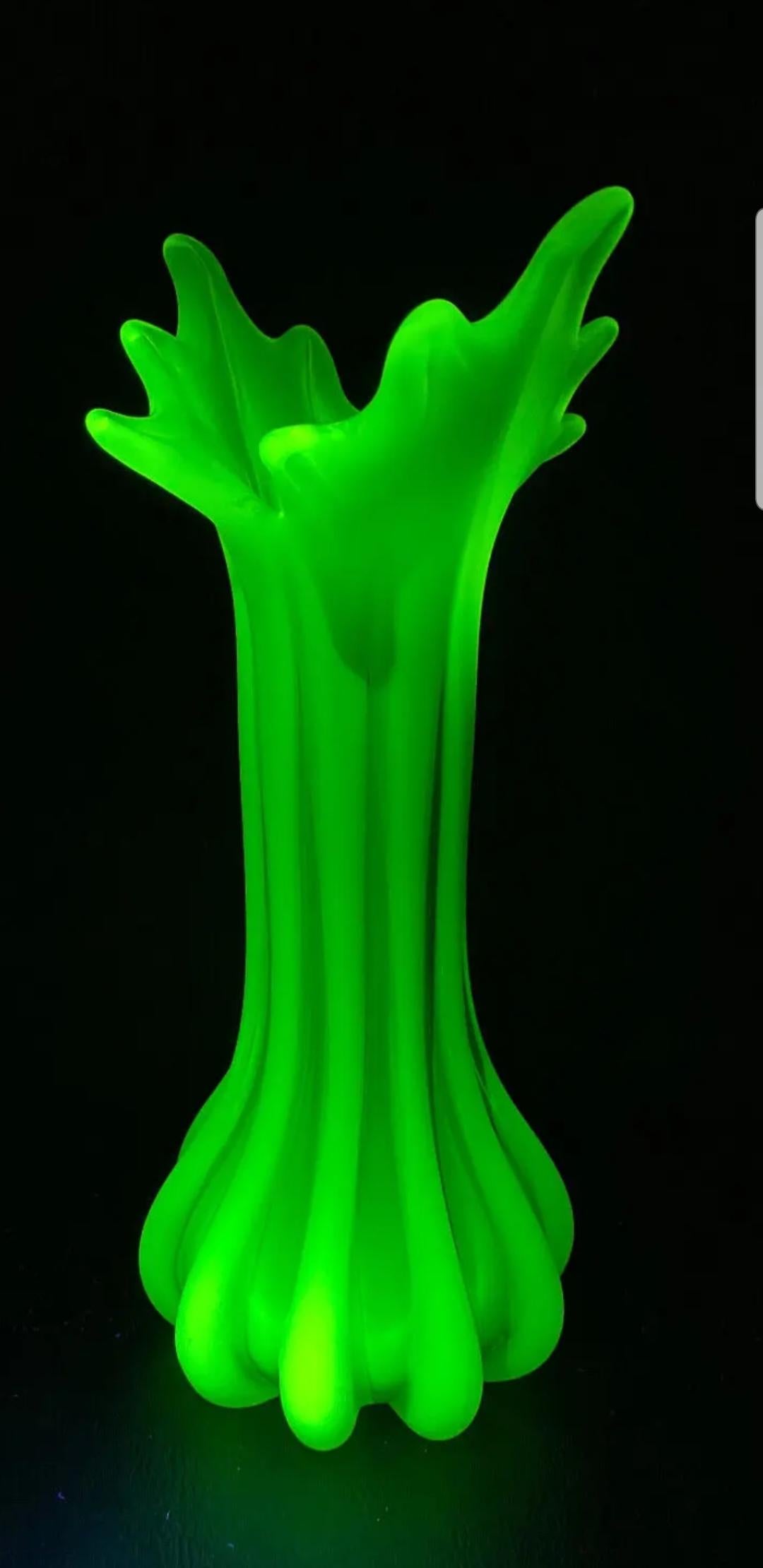 Beautiful middle of century murano glass frosted uranium glass and green clear glass vase made in Murano by Archimede Seguso years 1930-40 brilliant condition.