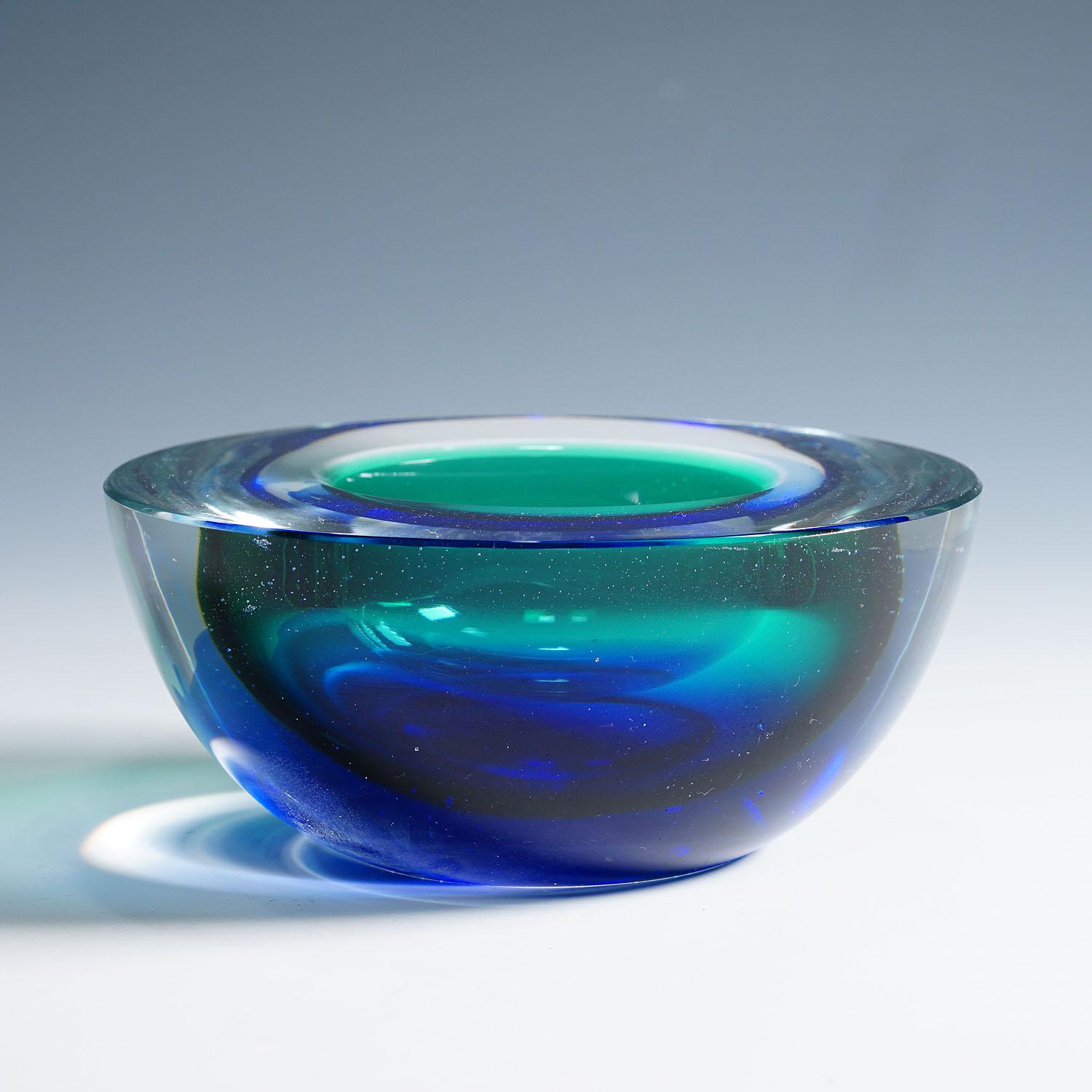 Archimede Seguso Geode Bowl in Blue and Green, Murano Italy ca. 1960s

A vintage Venetian art glass bowl in the shape of an geode designed by Archimede Seguso for Vetreria Artistica Archimede Seguso ca. 1960s. Thick sommerso glass with green, yellow