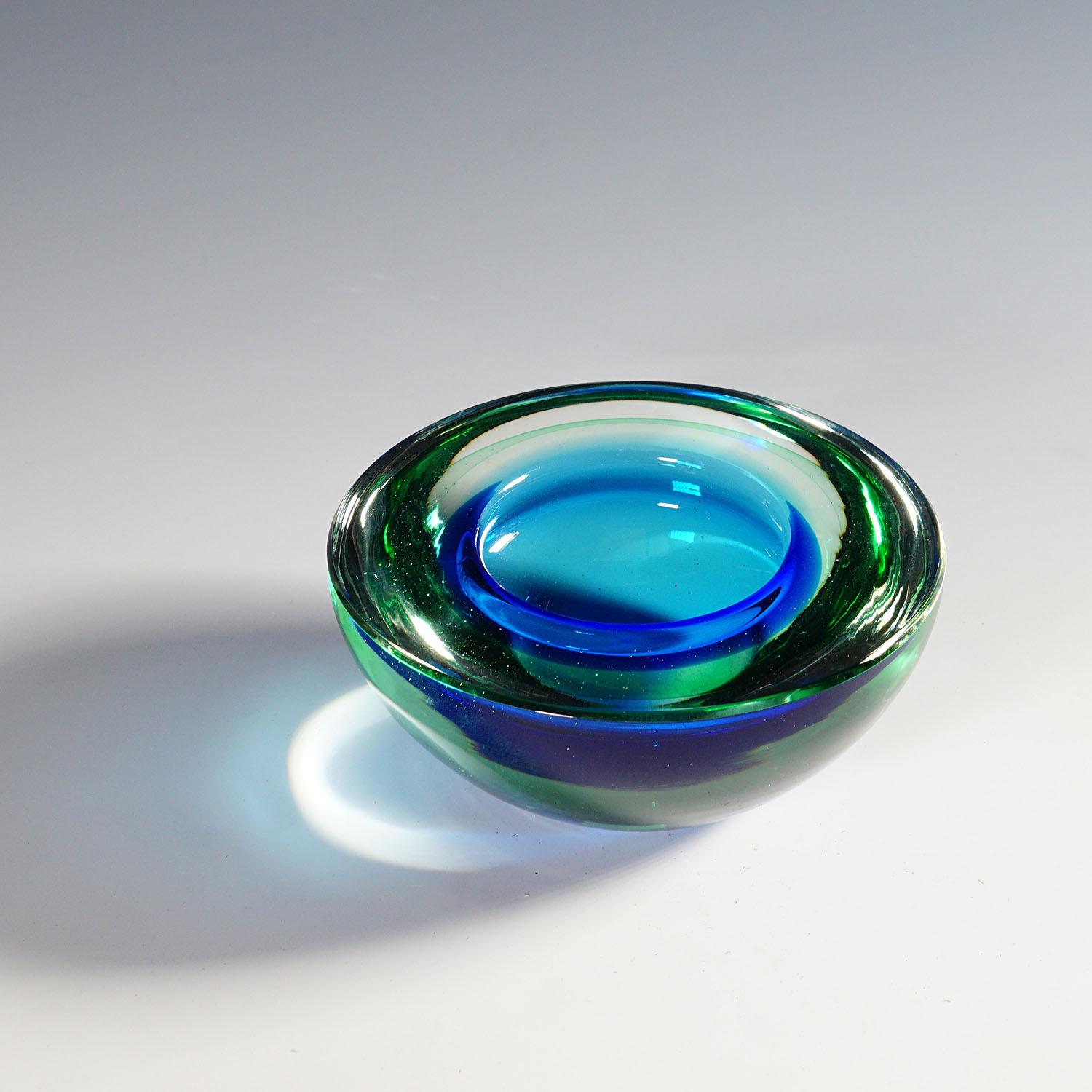 Archimede Seguso Geode bowl in green and blue, Murano Italy ca. 1950s

A heavy Venetian art glass bowl in the shape of a geode designed by Archimede Seguso for Vetreria Artistica Archimede Seguso ca. 1950s. Thick sommerso glass with blue inside, and