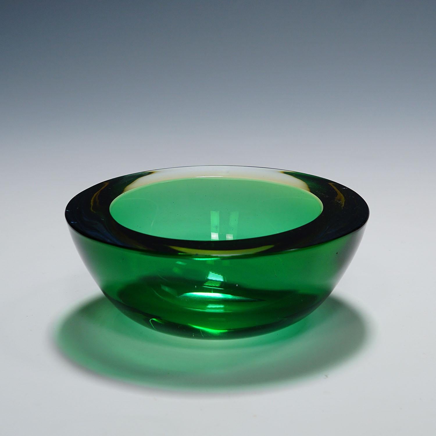 Archimede Seguso Geode Bowl in Green and Yellow, Murano Italy ca. 1960s

A vintage Venetian art glass bowl in the shape of an geode designed by Archimede Seguso for Vetreria Artistica Archimede Seguso ca. 1960s. Thick sommerso glass with green,