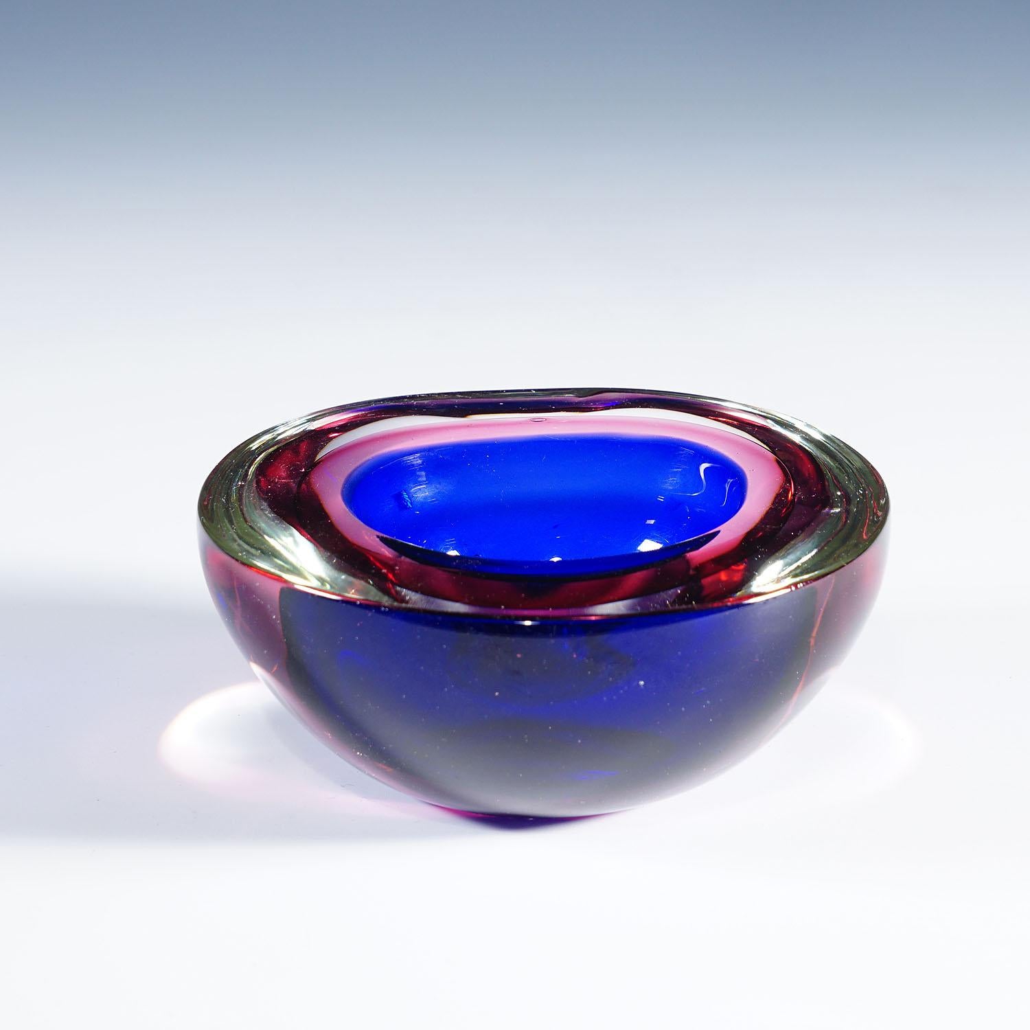 Archimede Seguso Geode Bowl in Pink and Blue, Murano Italy ca. 1960s
Item e7098
A vintage Venetian art glass bowl in the shape of an asymetrical geode designed by Archimede Seguso for Vetreria Artistica Archimede Seguso ca. 1960s. Thick sommerso
