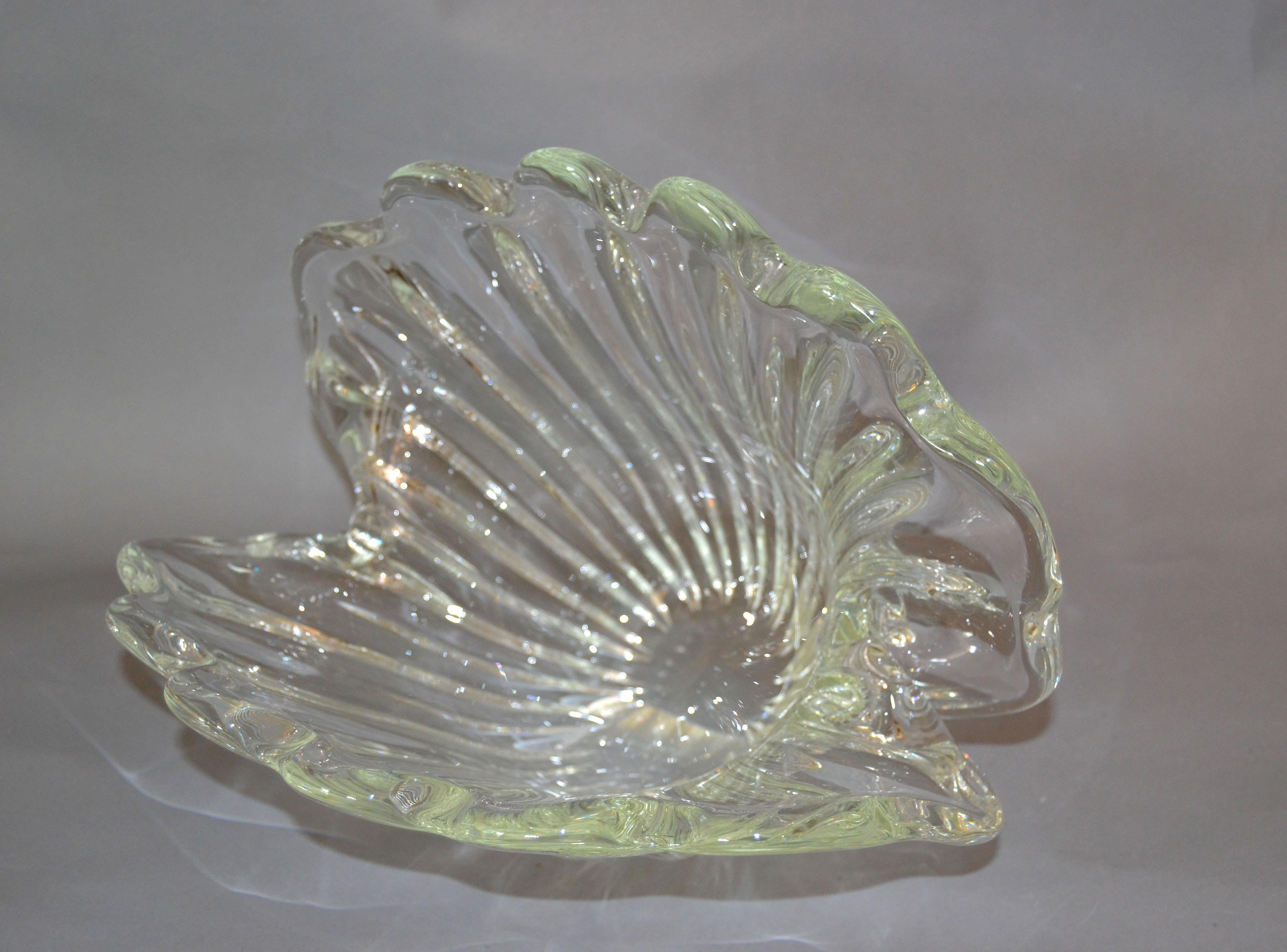 Archimede Seguso blown thick clear Murano glass clam shell decorative bowl or centerpiece.
Italian Mid-Century Modern Art Glass from the 1970s
Not marked.