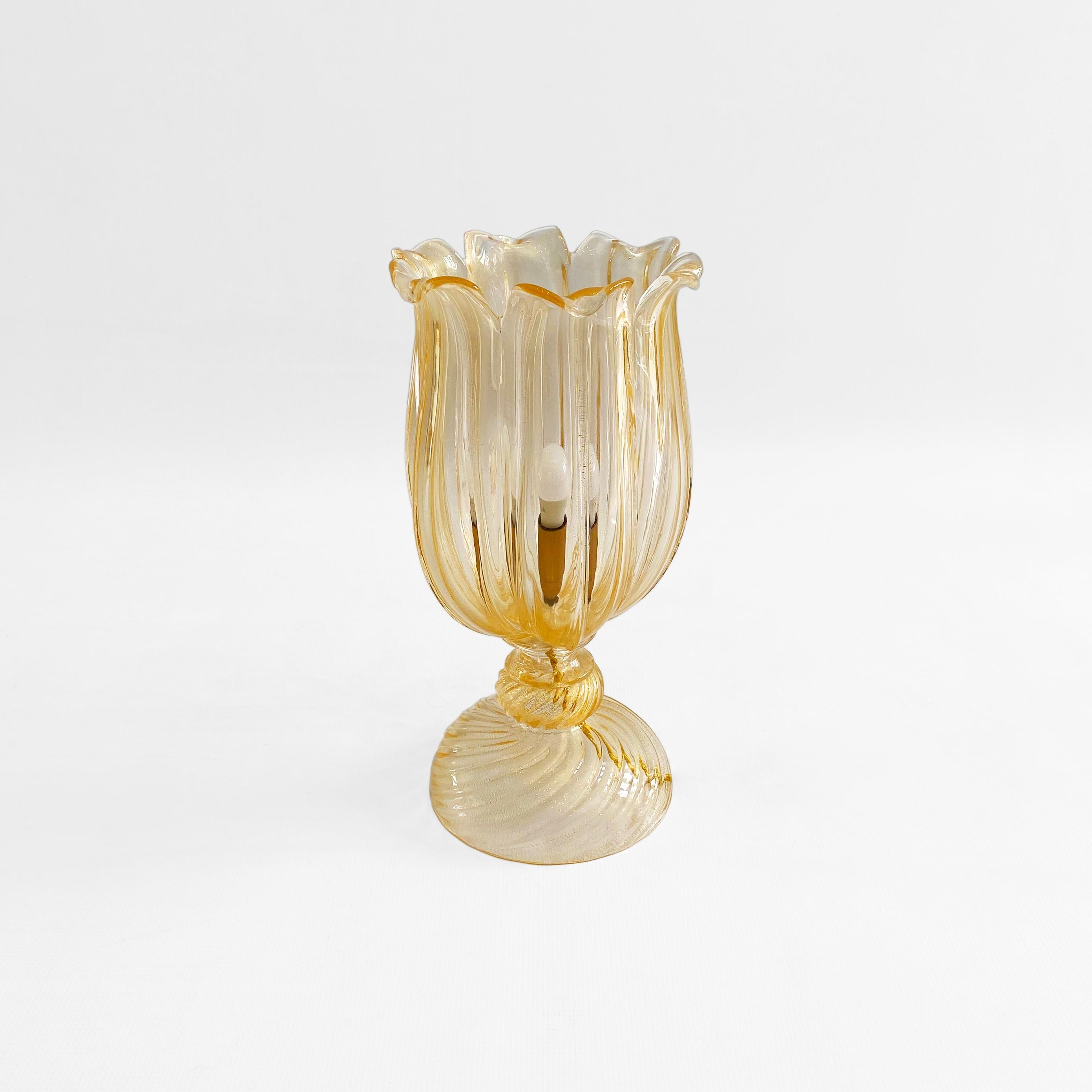 Eine elegante italienische Tischlampe des Meisters des Murano-Glases Archimede Seguso, importiert von seinem ersten Besitzer in Venedig. 

Die Lampe ist meisterhaft mundgeblasen und hat 24-karätige Goldplättchen im geschmolzenen Glas, die ihr einen