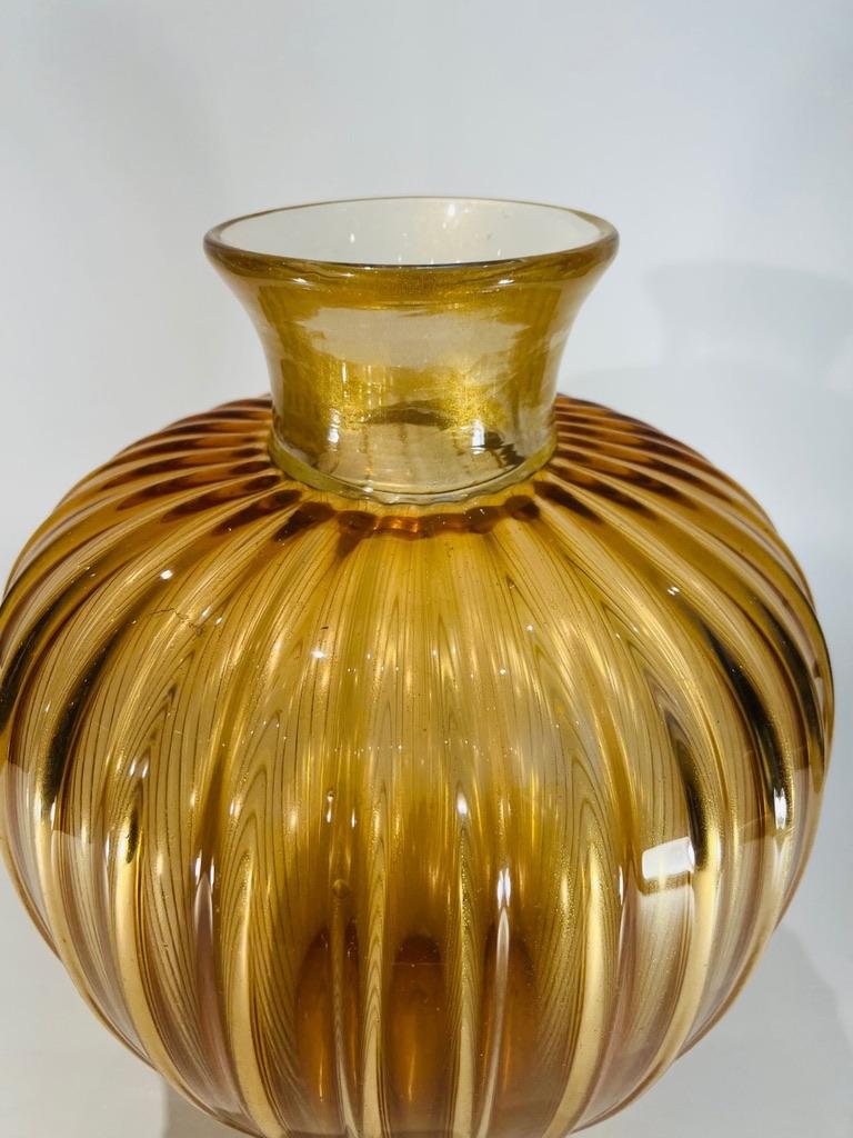 Style international Archimede Seguso vase italien bicolore 1950 en verre de Murano 'Coronato oro'. en vente