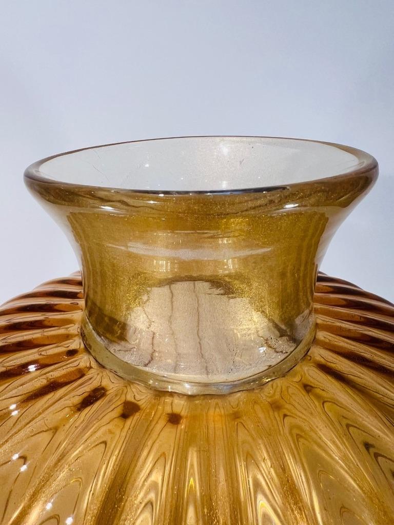 International Style Archimede Seguso italian bicolor 1950 Murano Glass 'Coronato oro' vase. For Sale