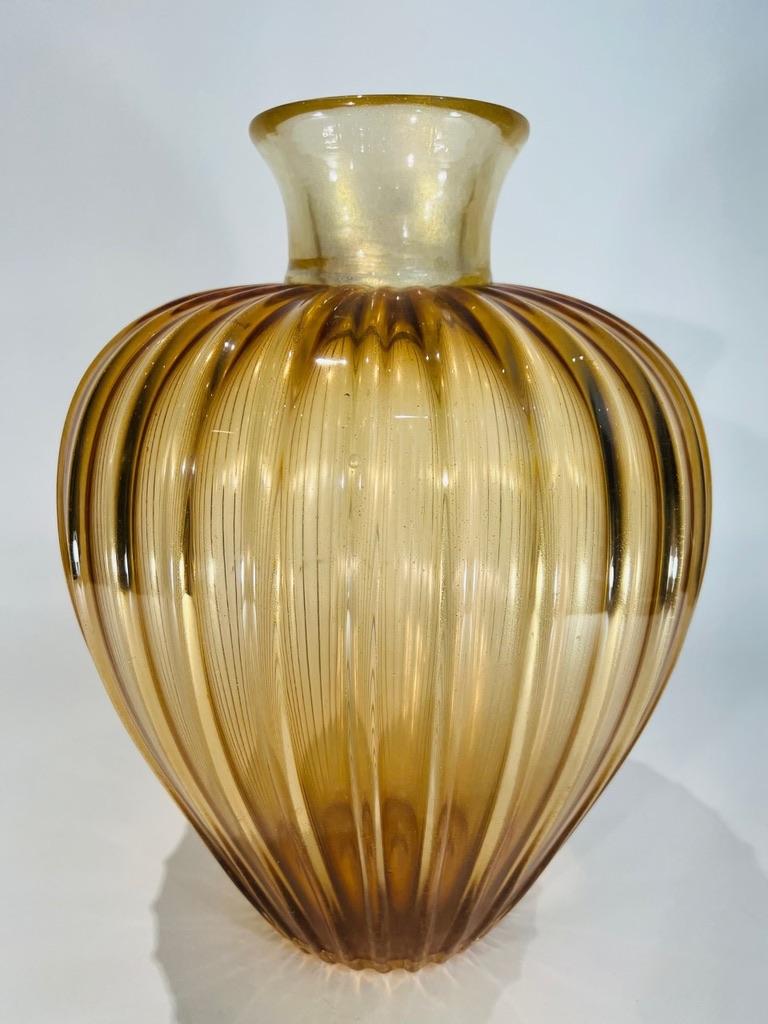 Milieu du XXe siècle Archimede Seguso vase italien bicolore 1950 en verre de Murano 'Coronato oro'. en vente