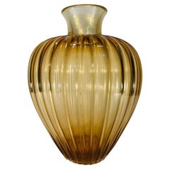 Jarrón Archimede Seguso de cristal de Murano bicolor italiano de 1950 'Coronato oro'.