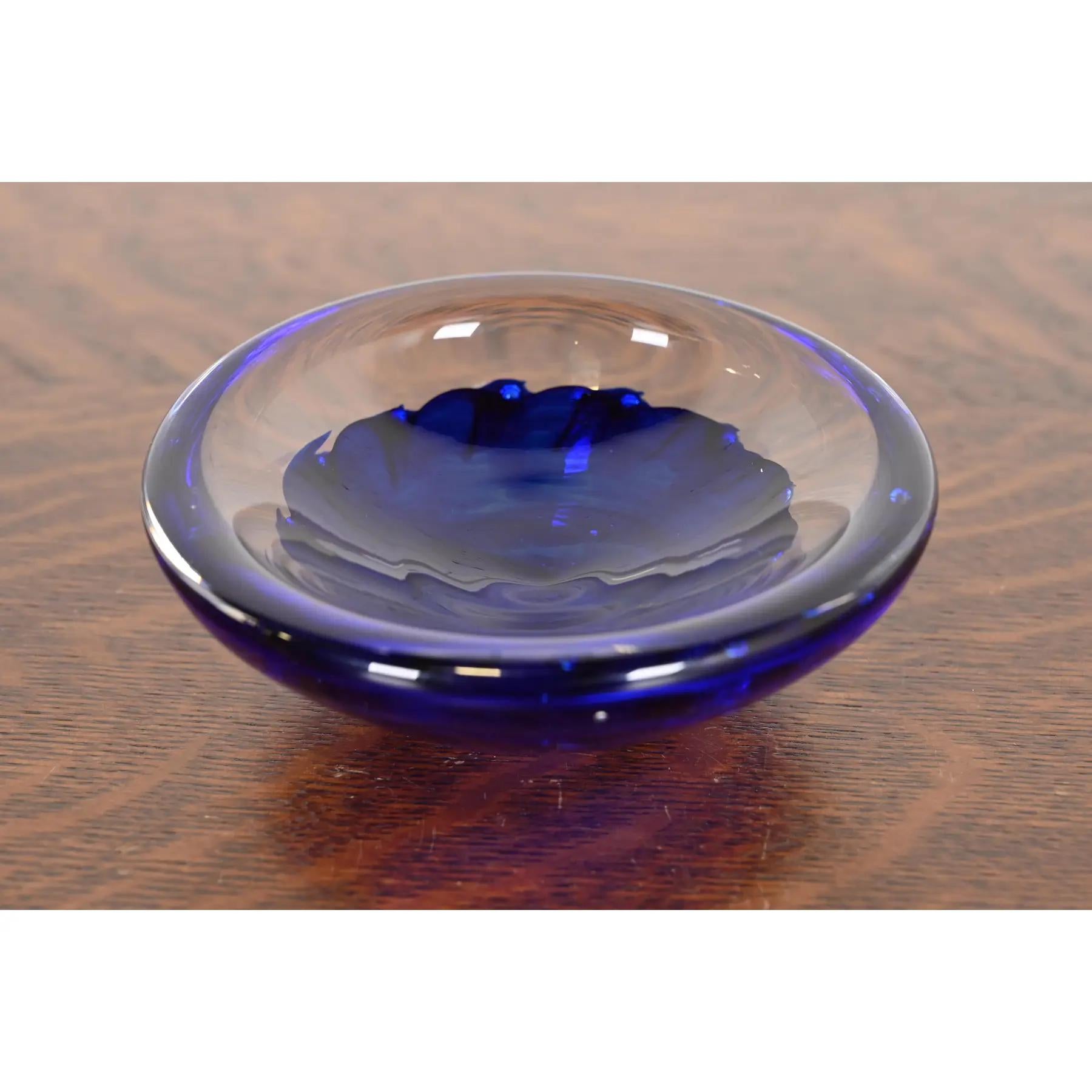 A gorgeous Italian Murano glass ashtray or catchall

By Archimede Seguso

Italy, Circa 1970s

Measures: 5