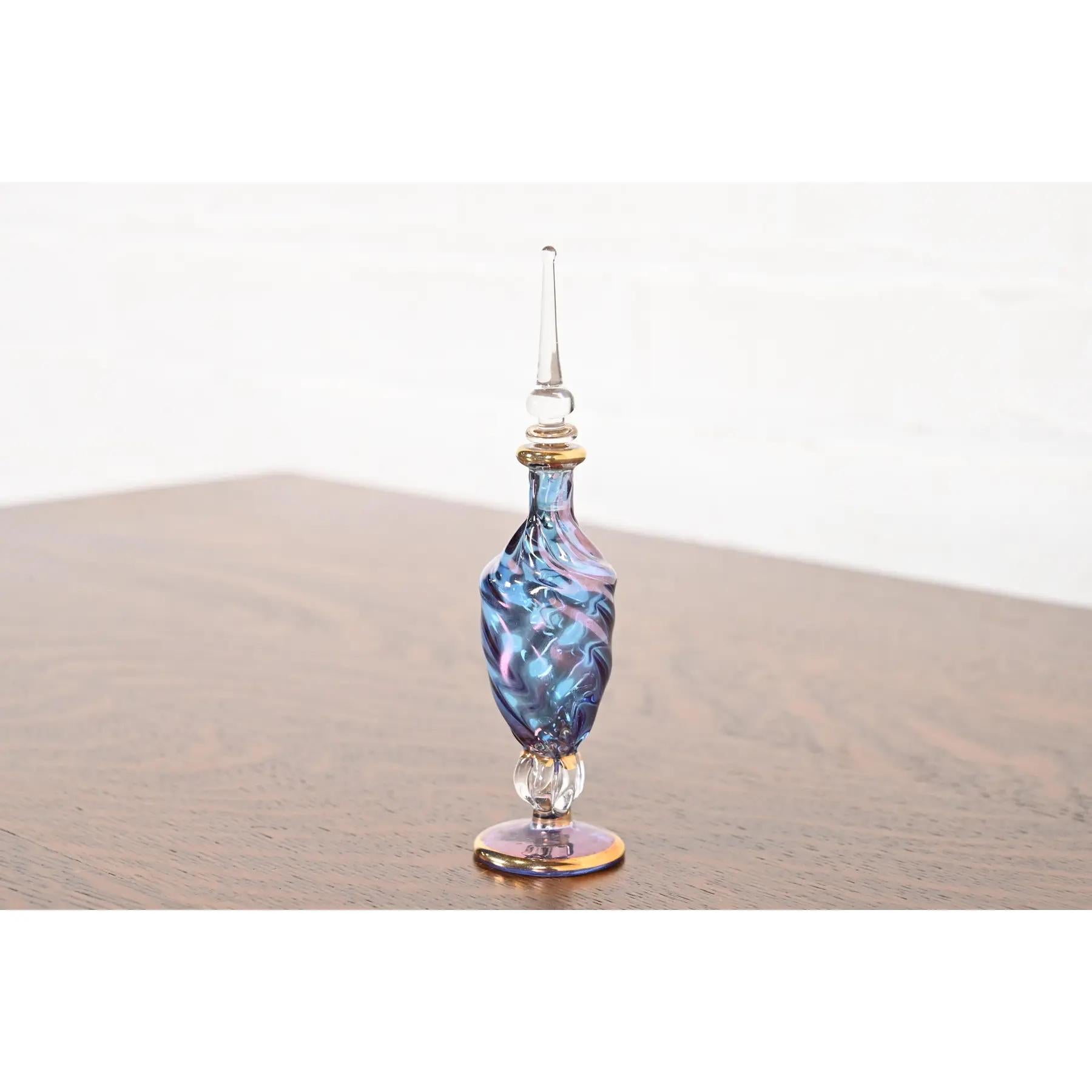 Precioso frasco de perfume de cristal artístico italiano opalescente azul y morado de Murano

Por Archimede Seguso

Italia, circa 1970s

Medidas: 1,5