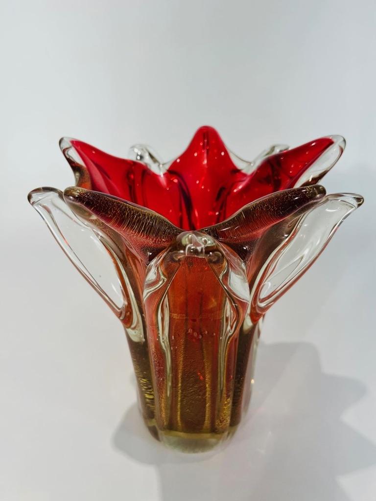 Milieu du XXe siècle Archimede Seguso vase italien en verre de Murano rouge et or circa 1950. en vente