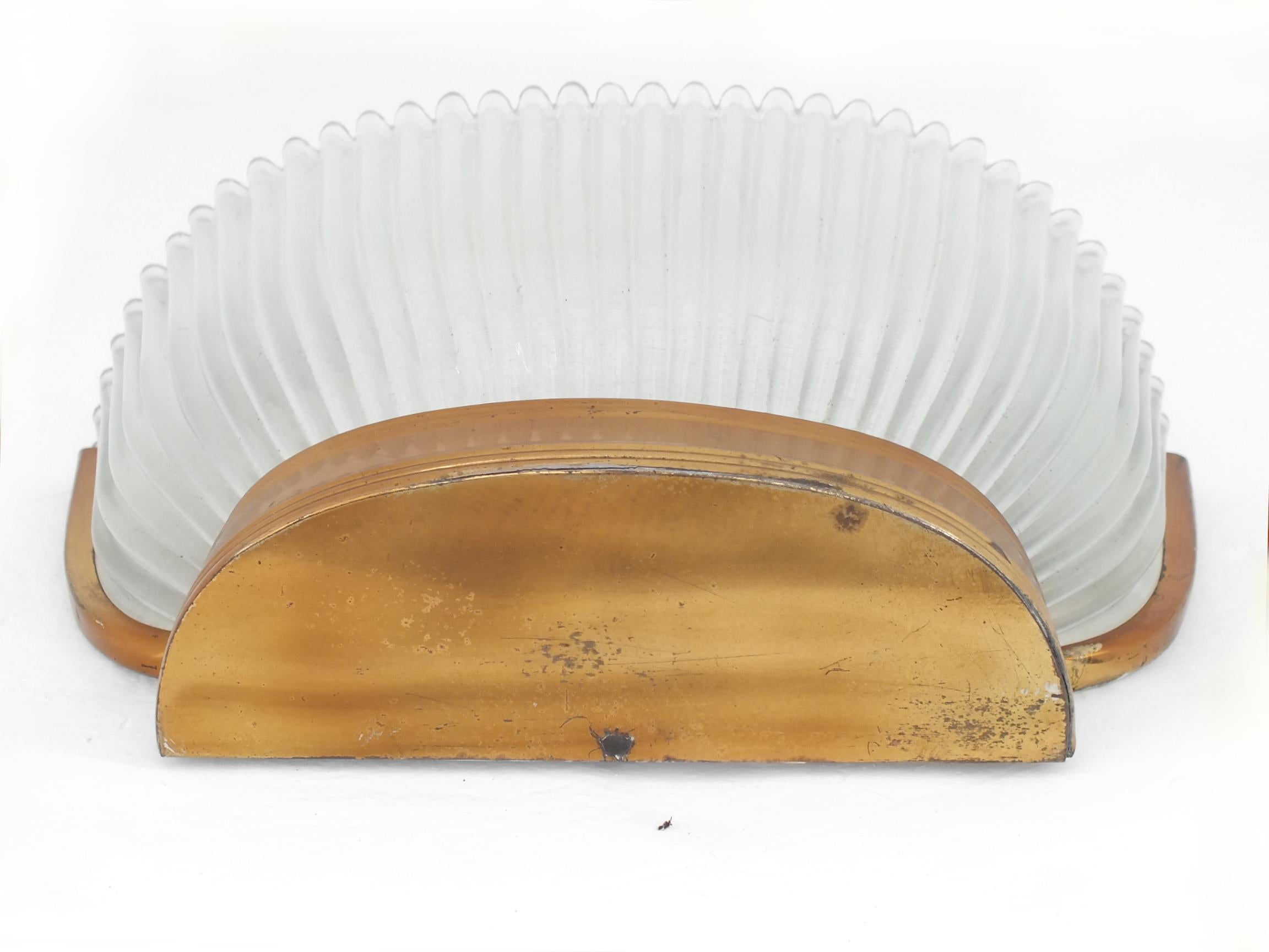 Archimedes Seguso  Italienische Wandleuchte aus Kristallgepresstem und Messing, Design Jahre 30er Jahre im Zustand „Gut“ im Angebot in Biella, IT