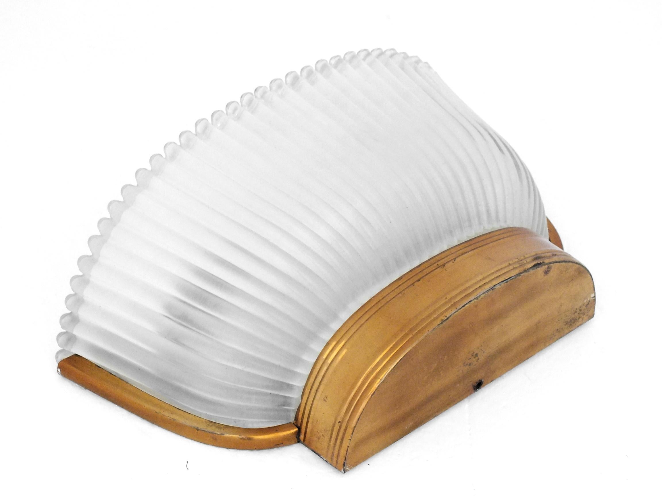 Archimedes Seguso  Italienische Wandleuchte aus Kristallgepresstem und Messing, Design Jahre 30er Jahre (Mitte des 20. Jahrhunderts) im Angebot