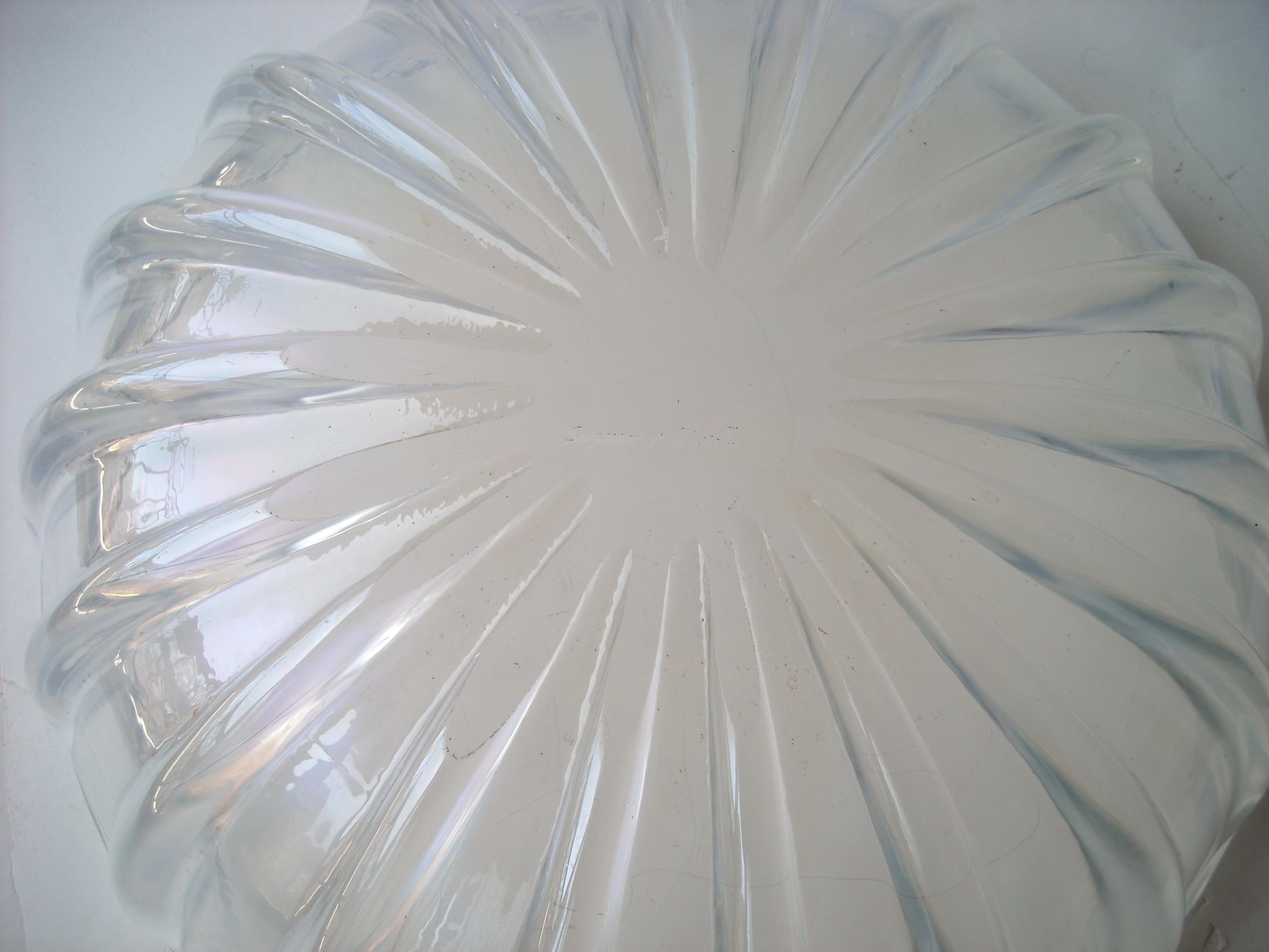 Großartiges, sehr großes Mittelstück/Schale des bekannten Murano-Glasmeisters Seguso, signiert Vetri D'arte wie abgebildet. Schönes opalisierendes / weißes Glas geripptes Iridato-Glas.