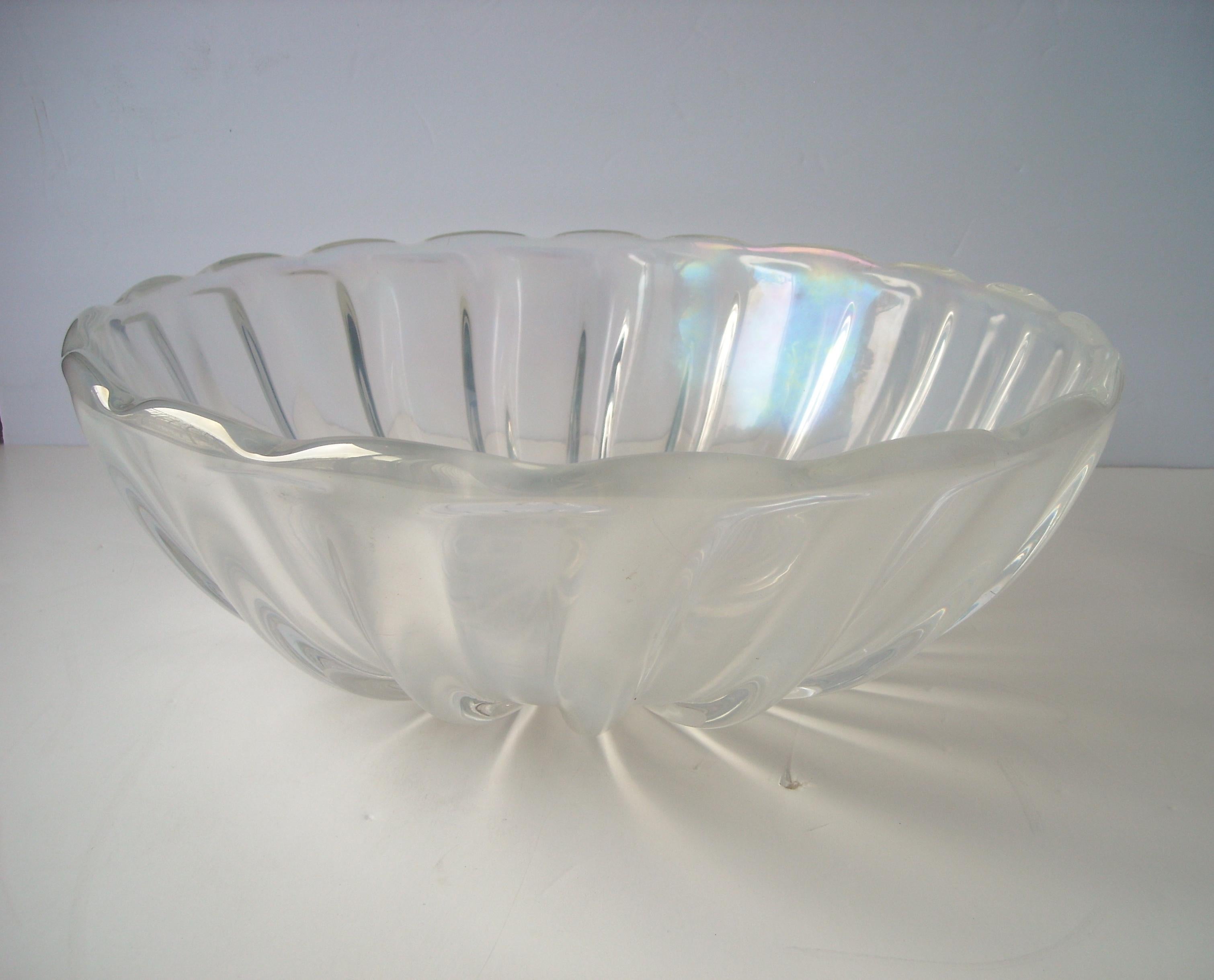 Hand-Crafted Archimede Seguso Large Vetri d'Arte Centerpiece/ Bowl, Murano Glass, Opalescent For Sale