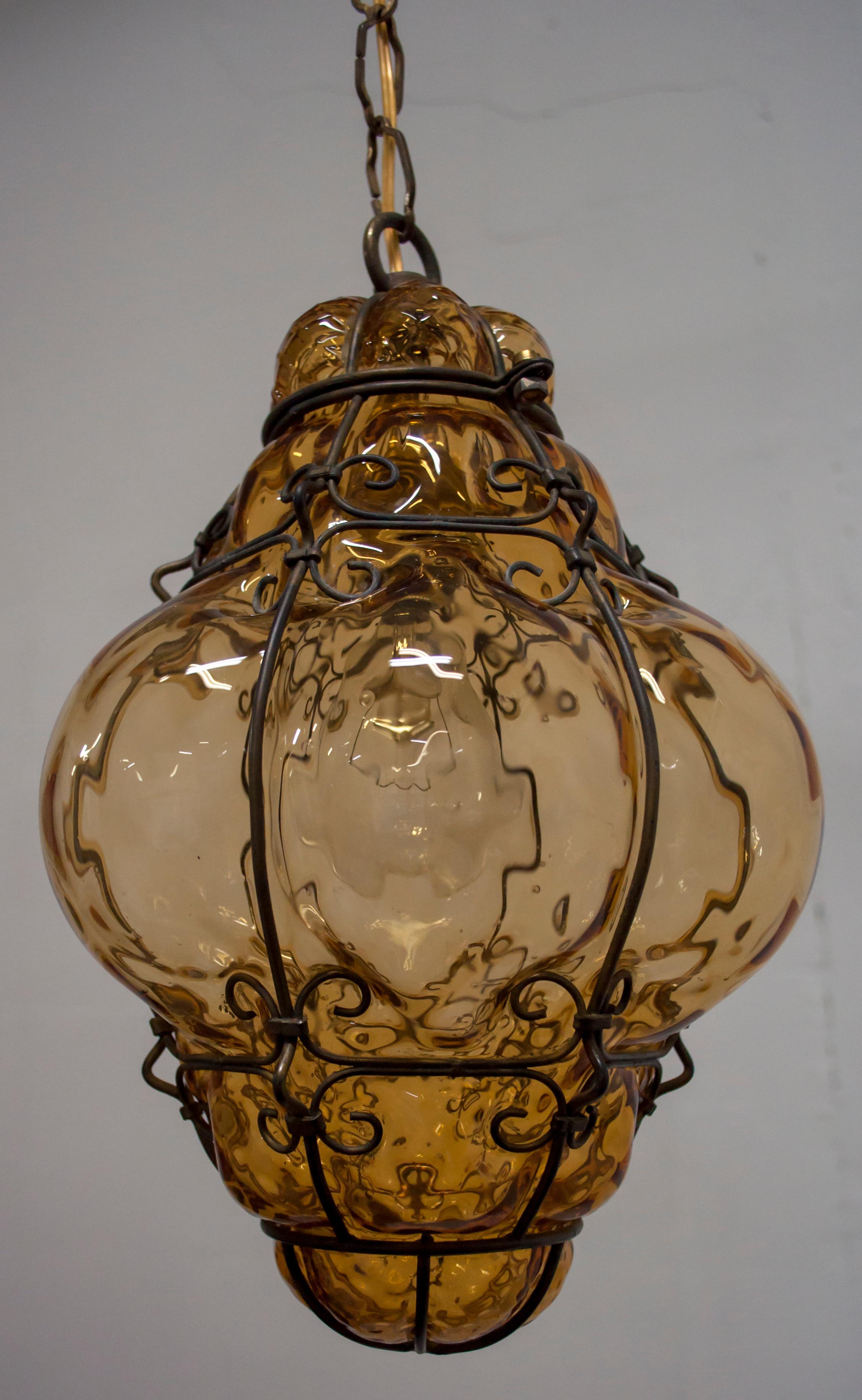 Mid-Century Modern Lampe à suspension en verre ambré soufflé de Murano, de style mi-siècle moderne, d'Archimede Seguso, 1945 en vente