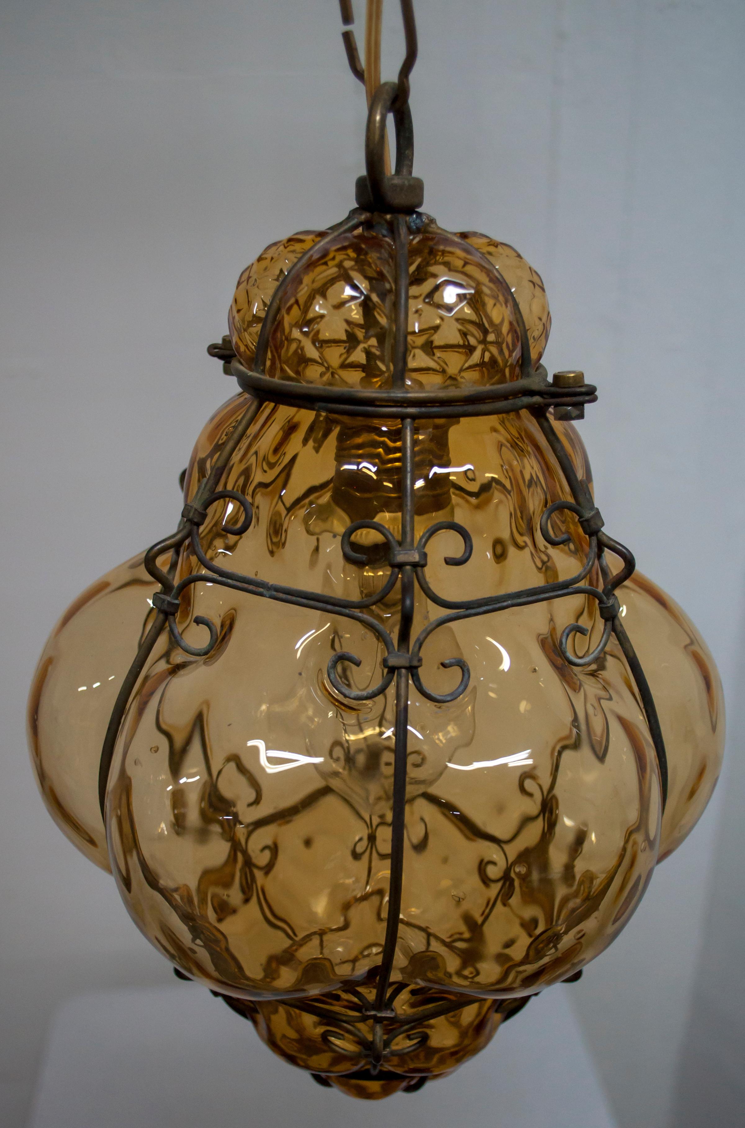 italien Lampe à suspension en verre ambré soufflé de Murano, de style mi-siècle moderne, d'Archimede Seguso, 1945 en vente