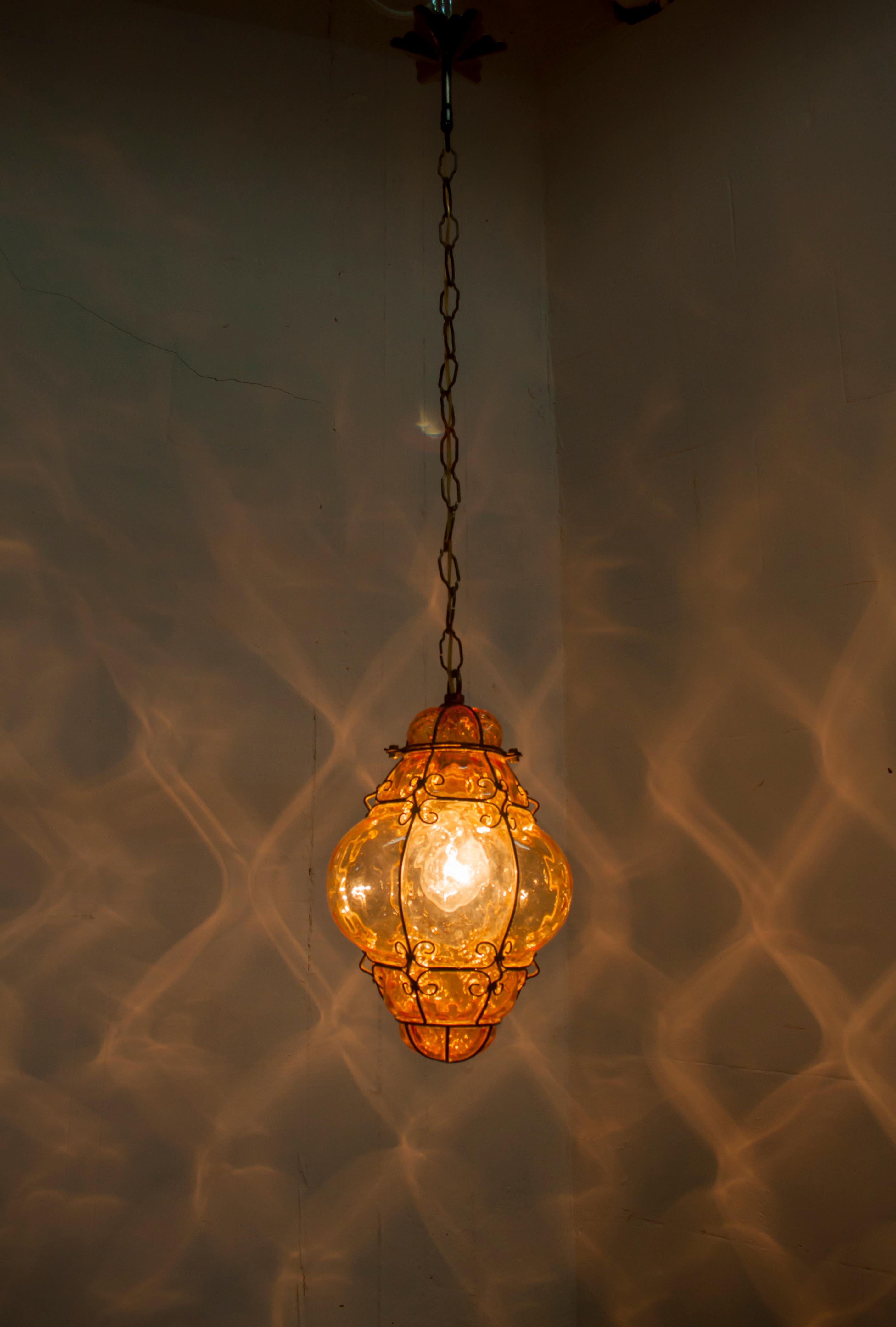 Milieu du XXe siècle Lampe à suspension en verre ambré soufflé de Murano, de style mi-siècle moderne, d'Archimede Seguso, 1945 en vente