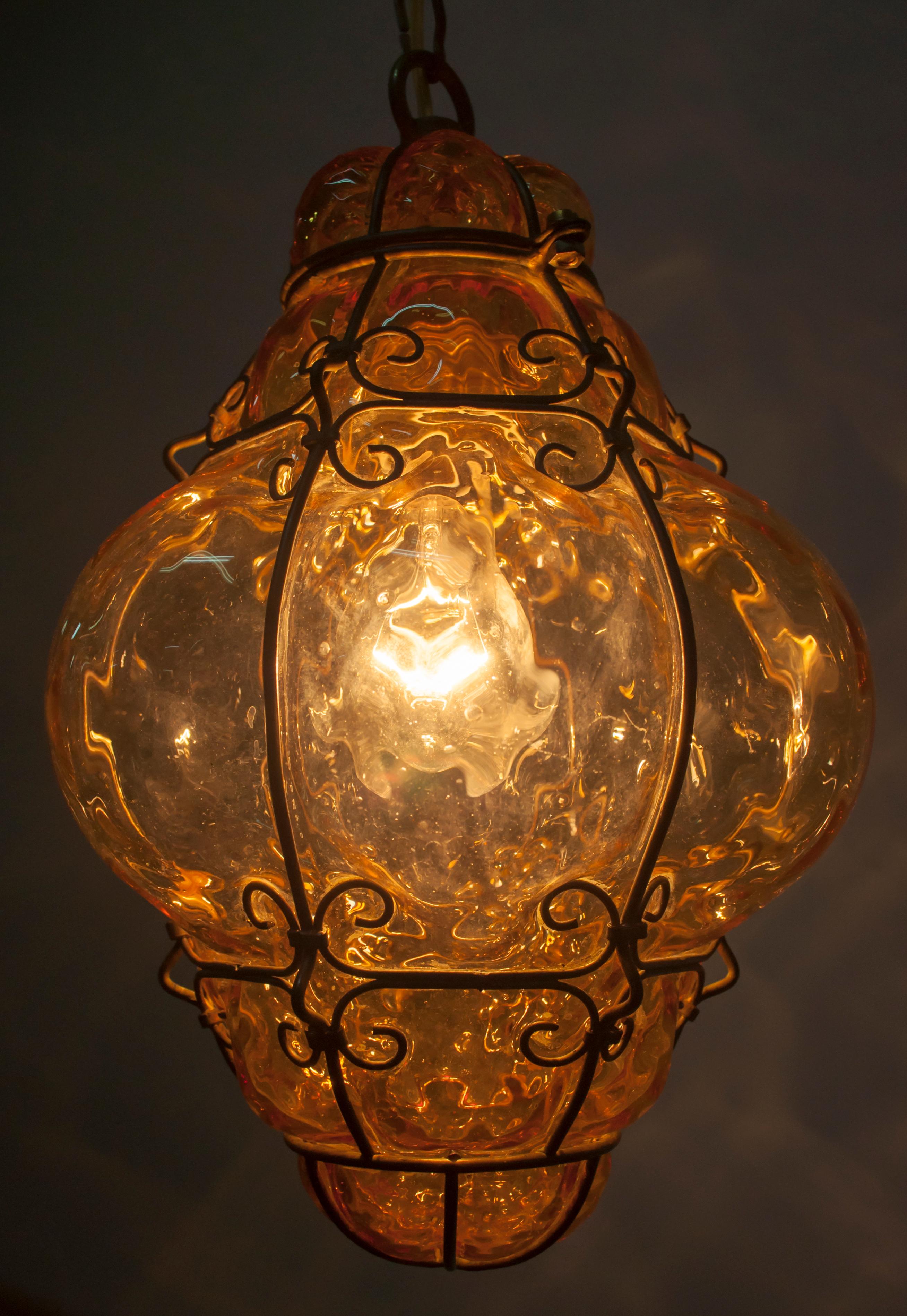 Lampe à suspension en verre ambré soufflé de Murano, de style mi-siècle moderne, d'Archimede Seguso, 1945 en vente 1