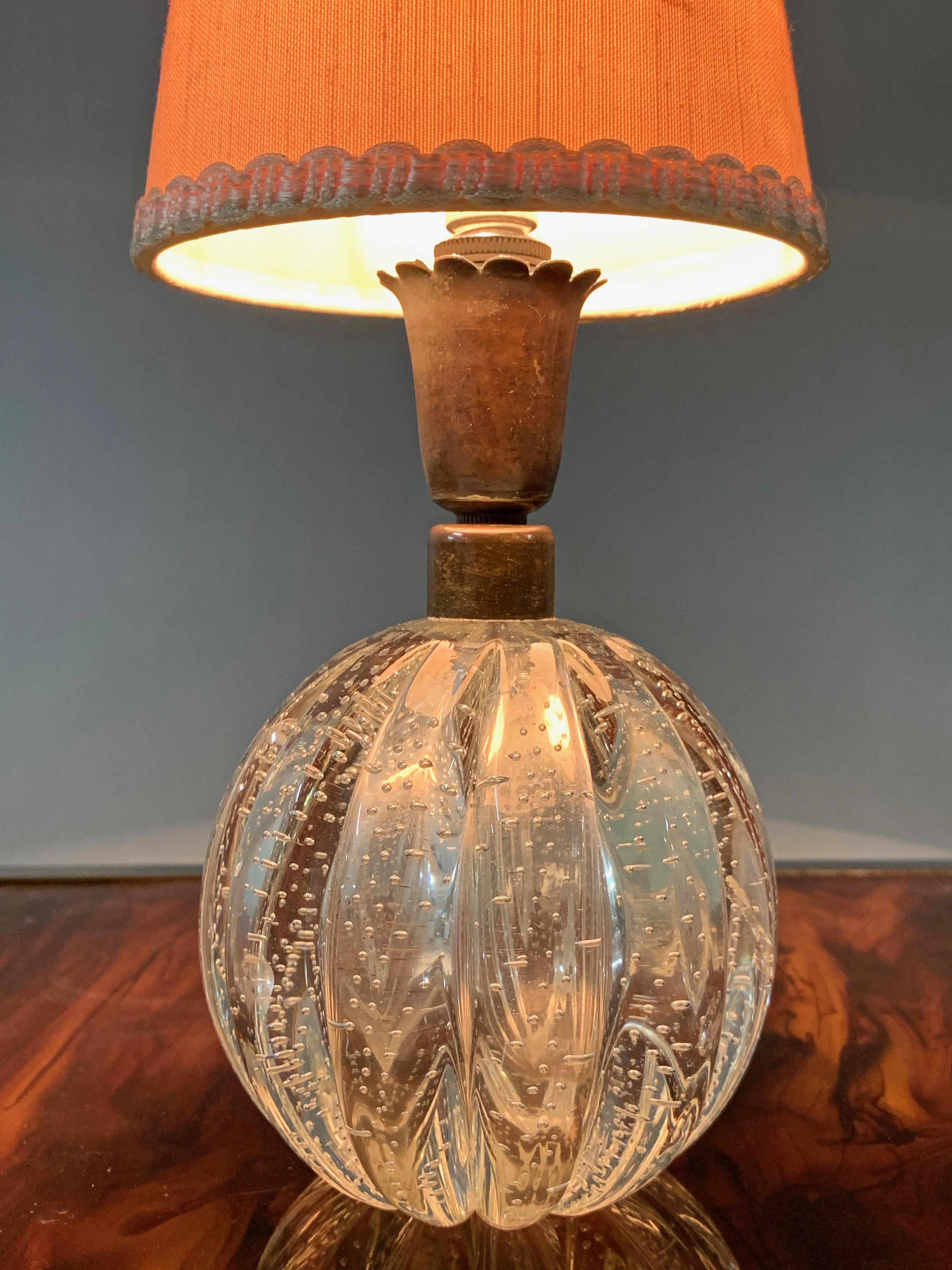 Magnificent midcentury Murano glass ball table lamp. This extraordinary piece was designed by a Murano master artist, Archimede Seguso, in Italy during the 1950s. 

The way the crystal Murano glass was designed is breathtaking, with vertical deep