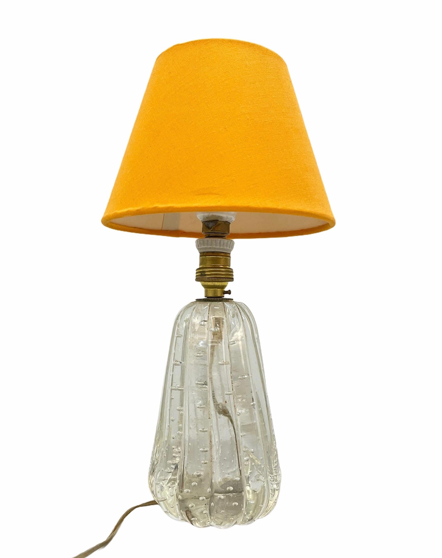 Magnificent midcentury Murano crystal glass table lamp. This extraordinary piece was designed by a Murano glass master artist, Archimede Seguso, in Italy during the 1950s. 

This fantastic lamp is in fantastic vintage conditions with no chips or