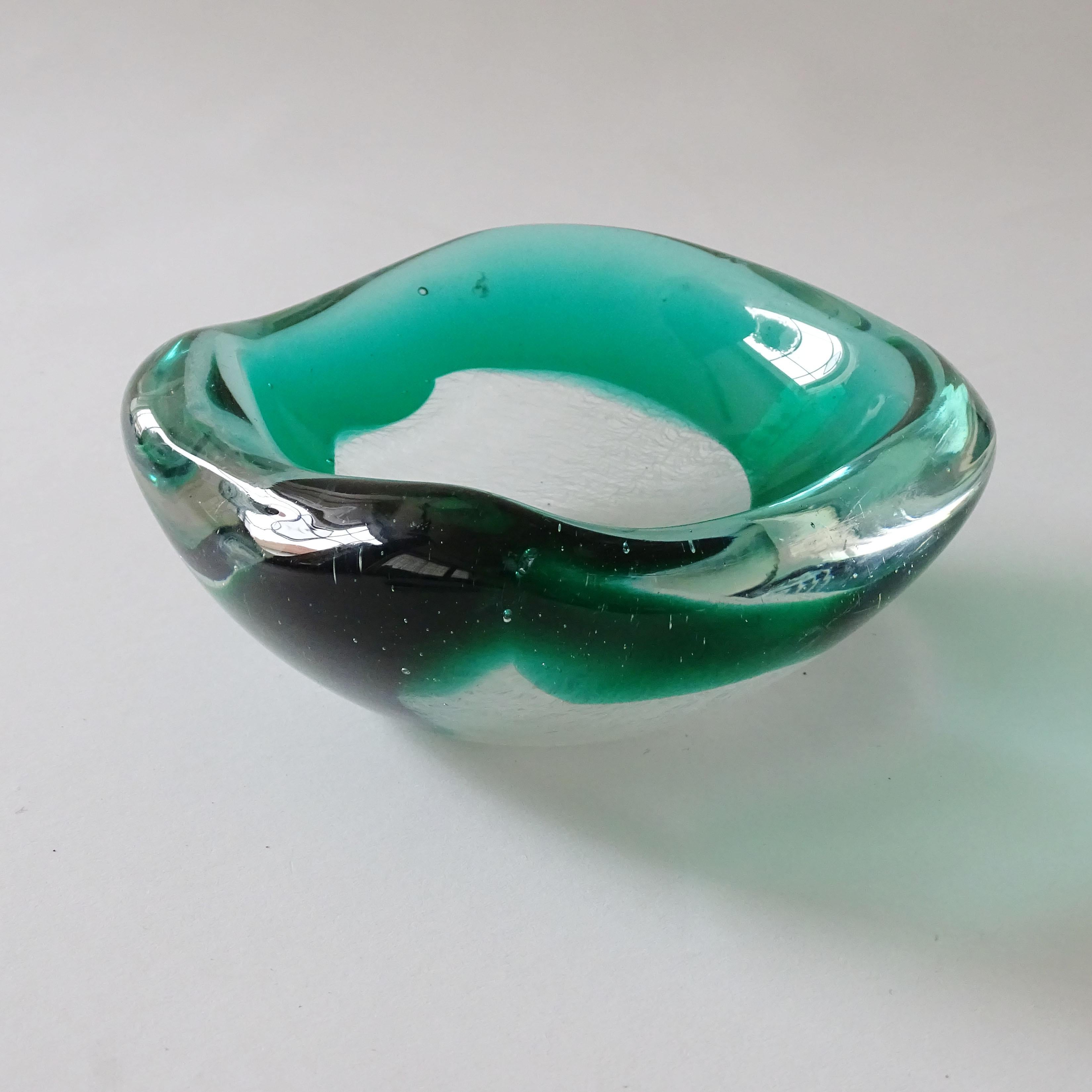Mid-Century moderno Archimede Seguso Murano 1954 Green White Merletto Posacenere in vetro di Murano in vendita