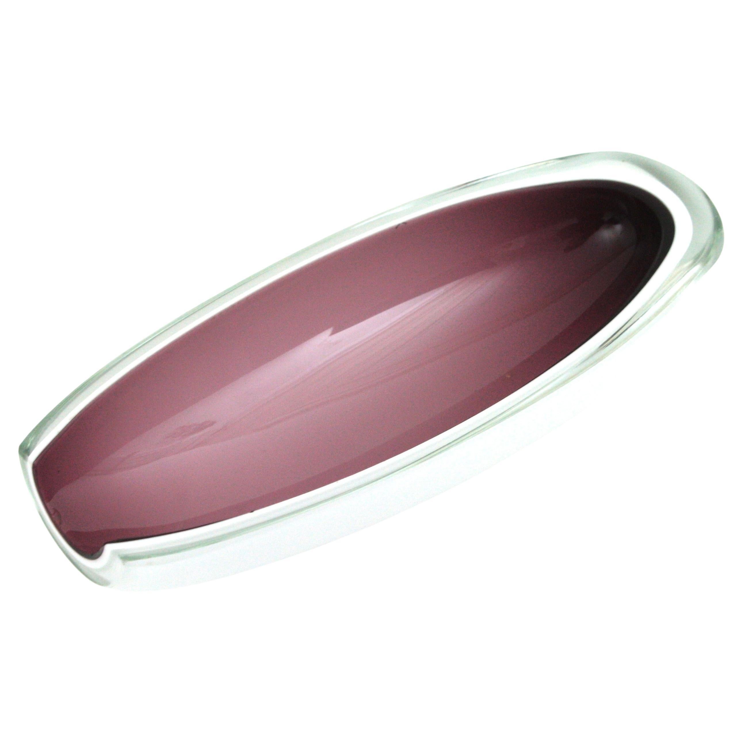 Archimede Seguso oval geode Murano glass Sommerso bowl / ashtray. Italy, 1950s-1960s.
Beautiful elongate shape with purple eggplant and white alabastro glass cased into clear glass using the sommerso technique.
Flat cut top and flat cut side.
A