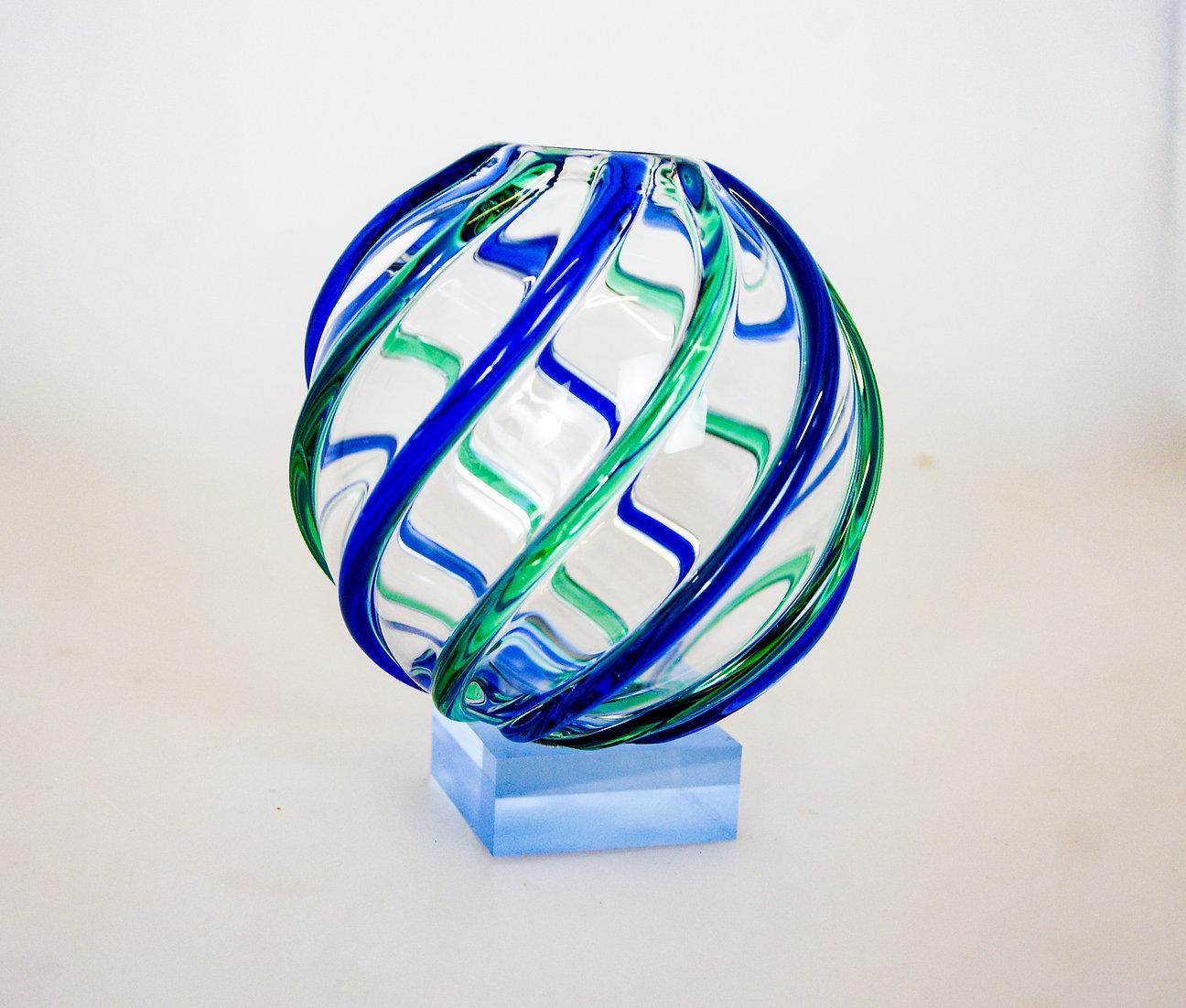 Hübsche Vase aus Murano-Glas von Archimede Seguso für Seguso.
Kleines, rundes, klobiges, mundgeblasenes Glas mit applizierten, gerippten blauen und grünen Streifen, die durchlaufen.
Sehr kompliziert geblasen mit allen Streifen in Folge, ziemlich