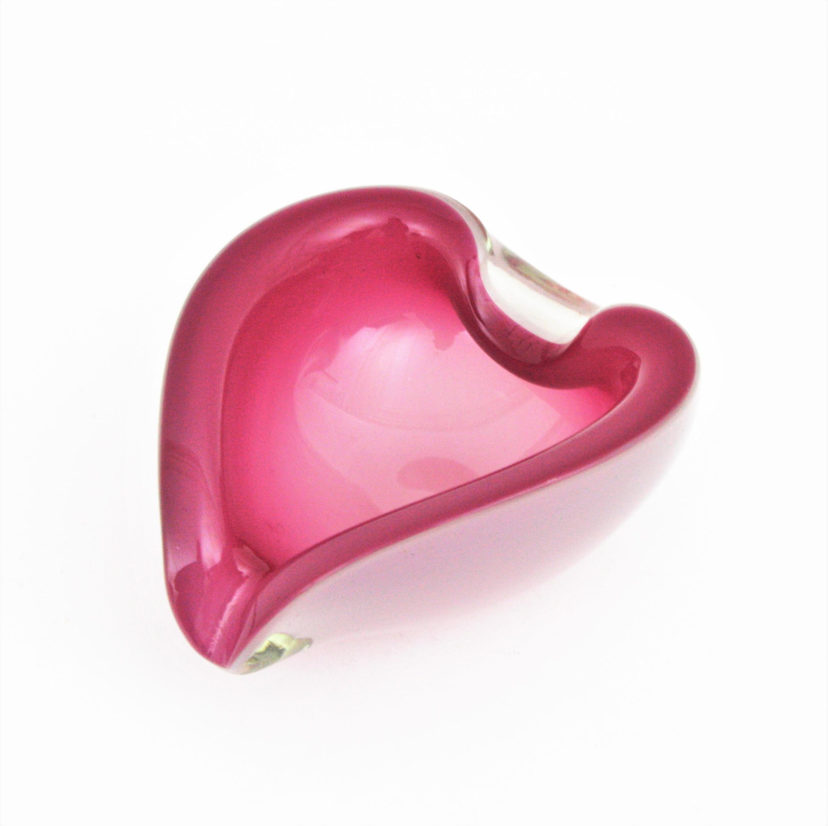 Lovely hand blown Sommerso opalescent pink and white Murano glass heart bowl or ashtray. Attributed to Archimede Seguso, Italy, 1950s.
Pink and white glass cased into clear glass in the Alabastro manner.
Use it as jewelry bowl, rings bowl or