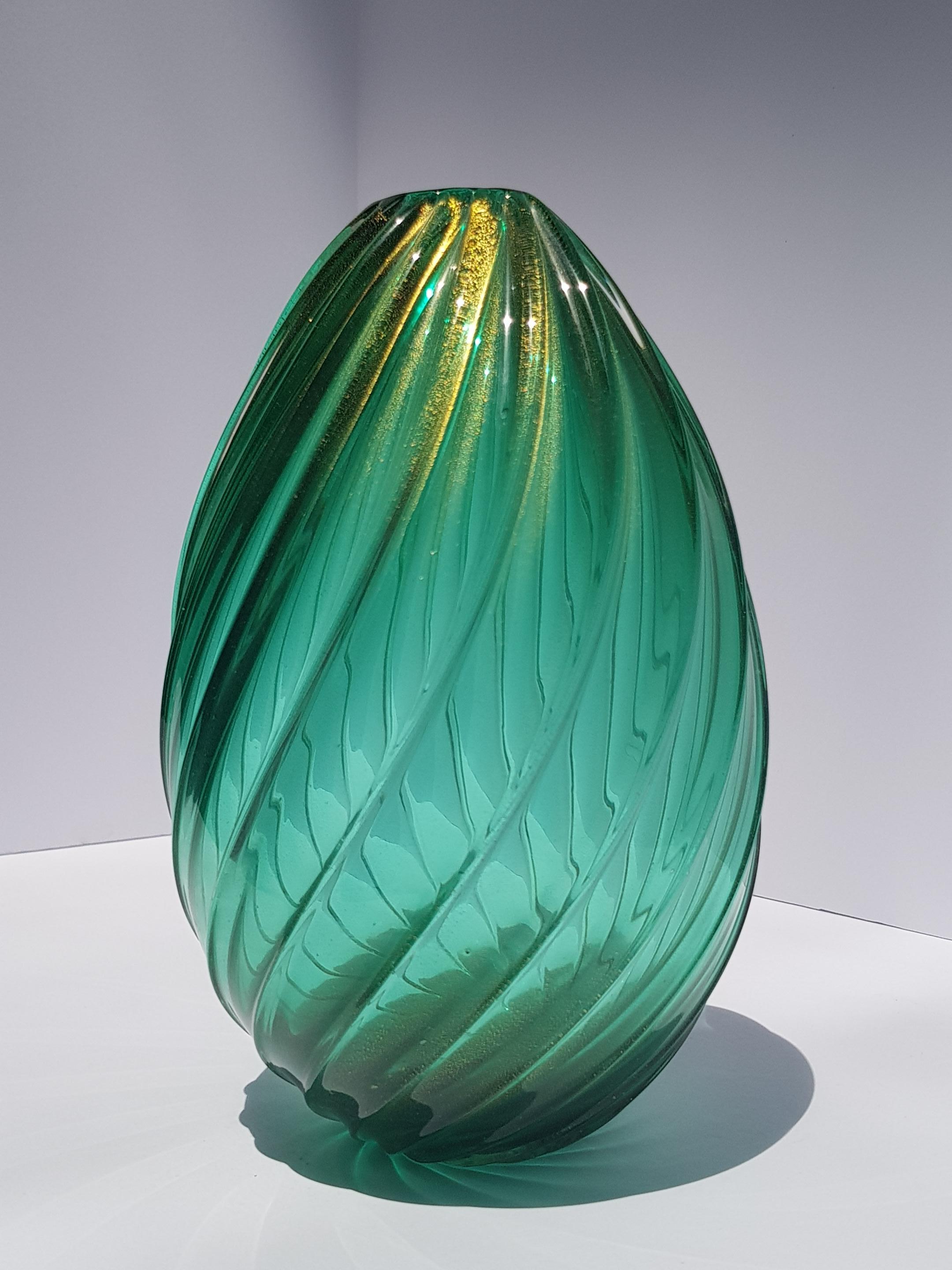 Un exquisito jarrón de cristal artístico de Murano de Archimede Seguso en cristal verde esmeralda y aventurina en pan de oro. Un ejemplo absolutamente magnífico del mejor cristal veneciano moderno de mediados de siglo. Este jarrón de cristal de