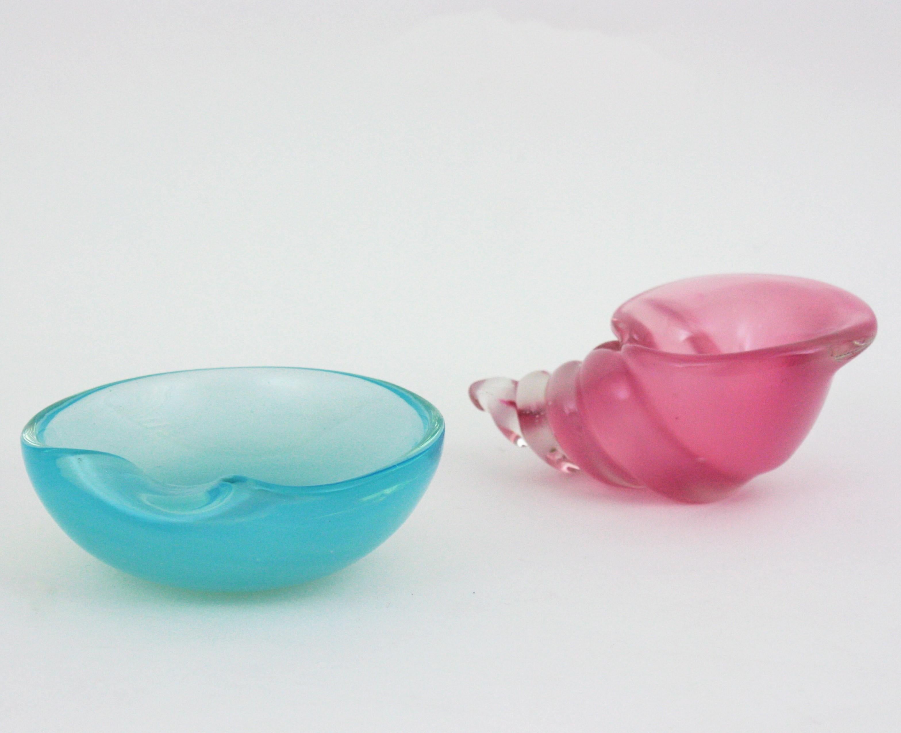 Hand-Crafted Set of Archimede Seguso Murano Blue & Pink Alabastro Glass Shell Bowls For Sale