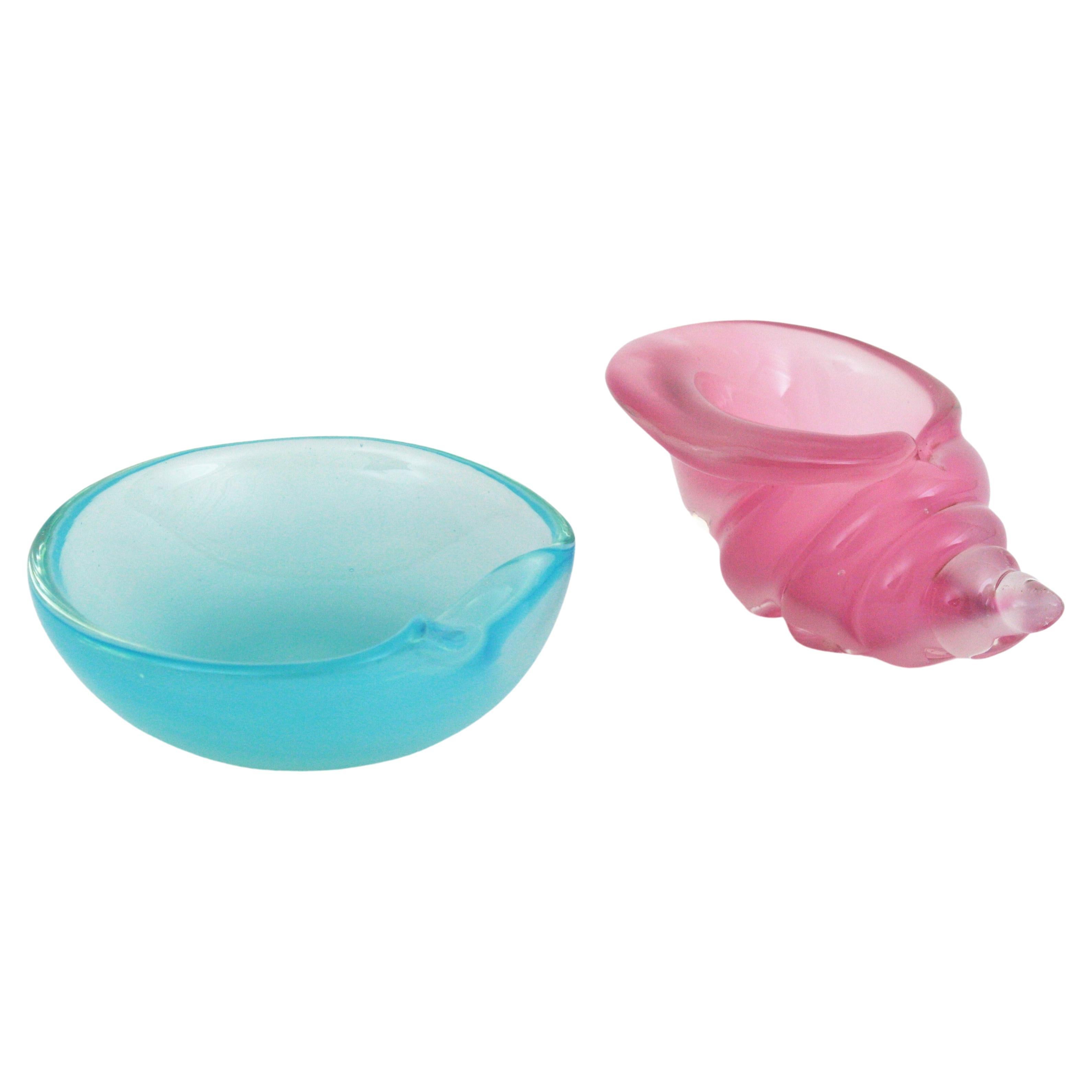 Pair of Murano Sommerso pink and blue opalescent glass shell bowls. Attributed to Archimede Seguso. Italy, 1950s.
Pink and blue opalescent glass in the Alabastro design cased into clear glass using the Sommerso technique.
Eye-catching set
