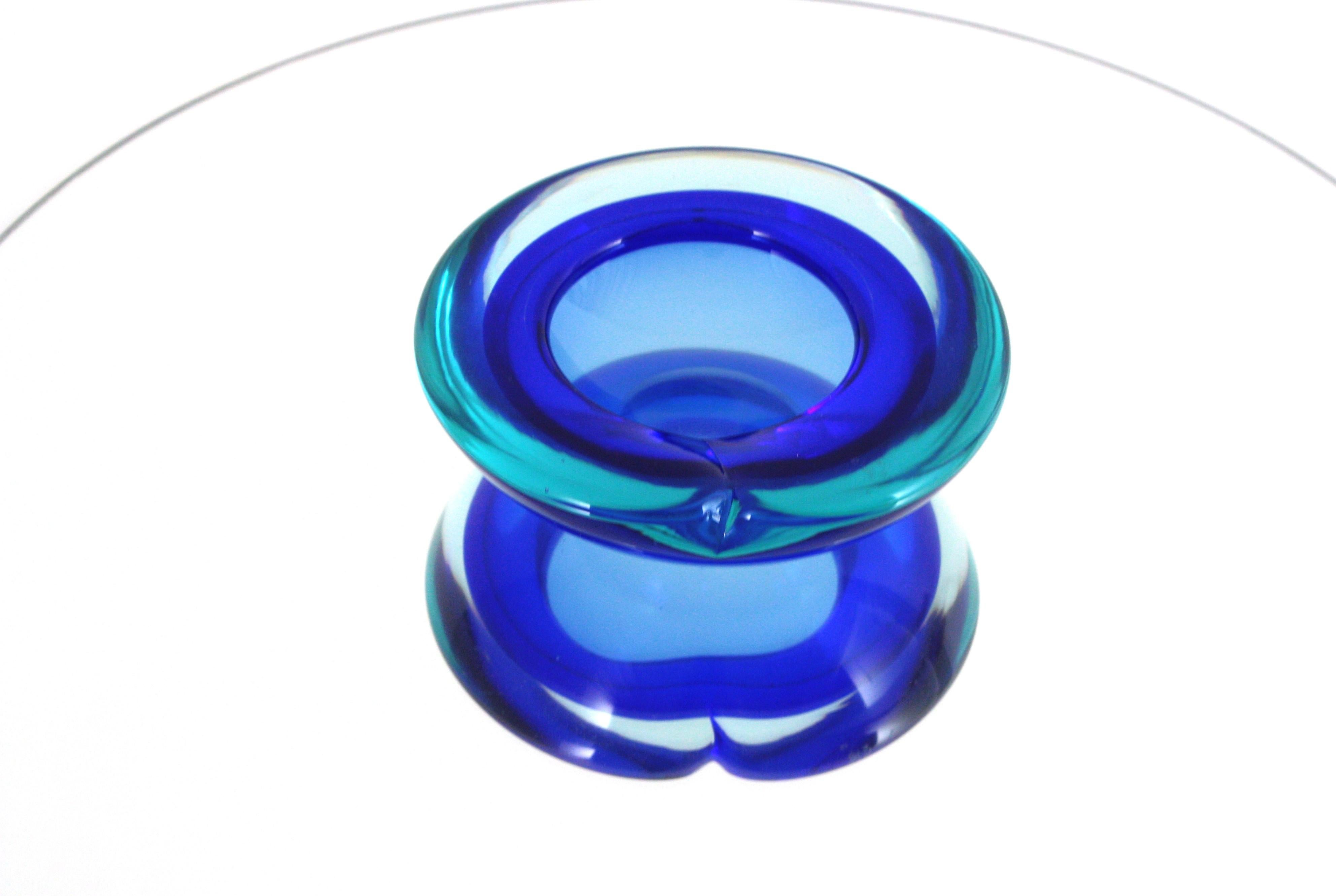 Cuenco / cenicero de cristal de Murano Sommerso soplado a mano de color azul con borde entubado de cristal azul oscuro. Diseño atribuido a Archimede Seguso para la Fábrica Seguso, Italia, años sesenta.
Un cuenco redondo de geoda muy decorativo que