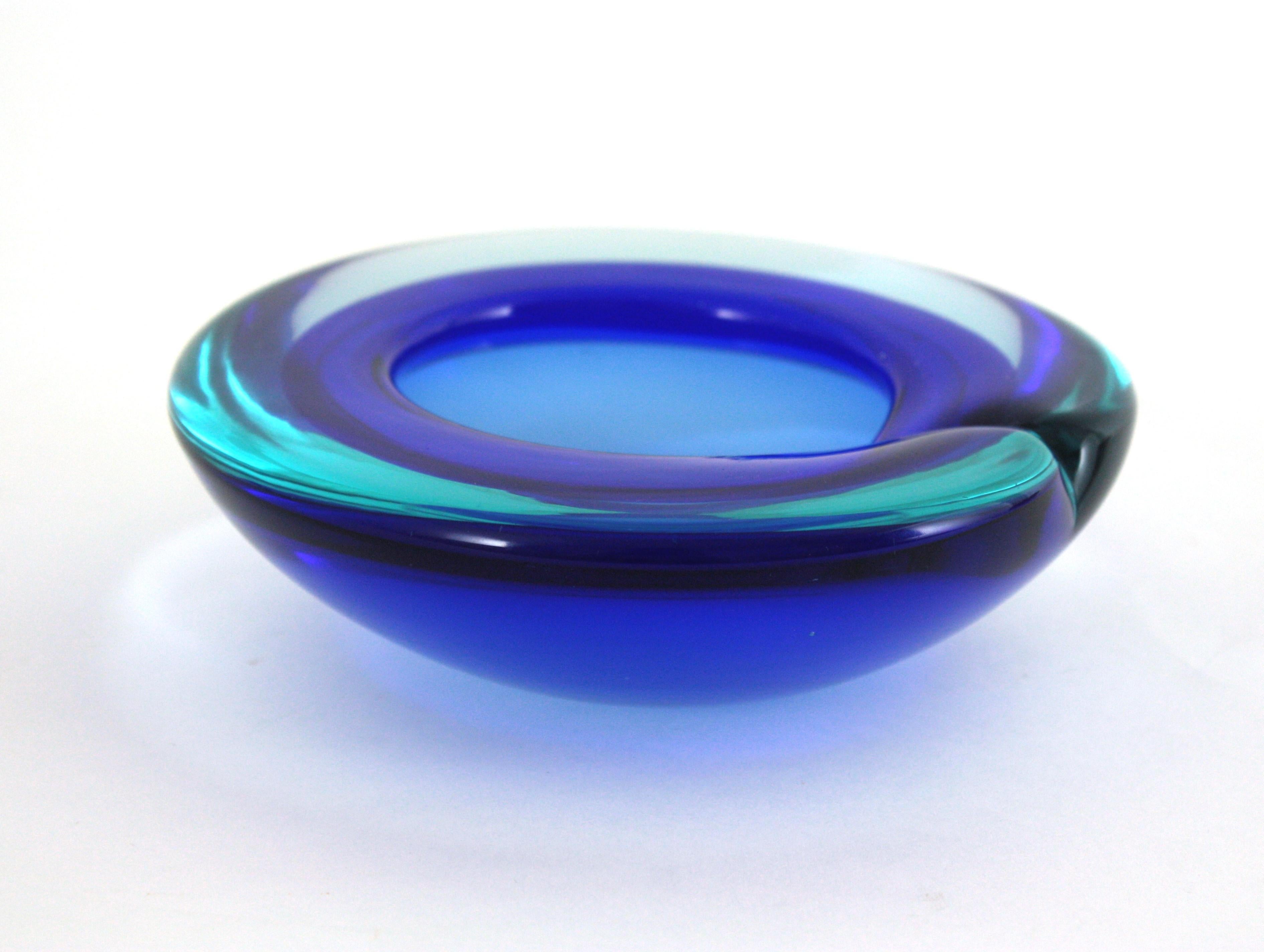 Archimede Seguso Cuenco de cristal de Murano Azul Sommerso siglo XX en venta