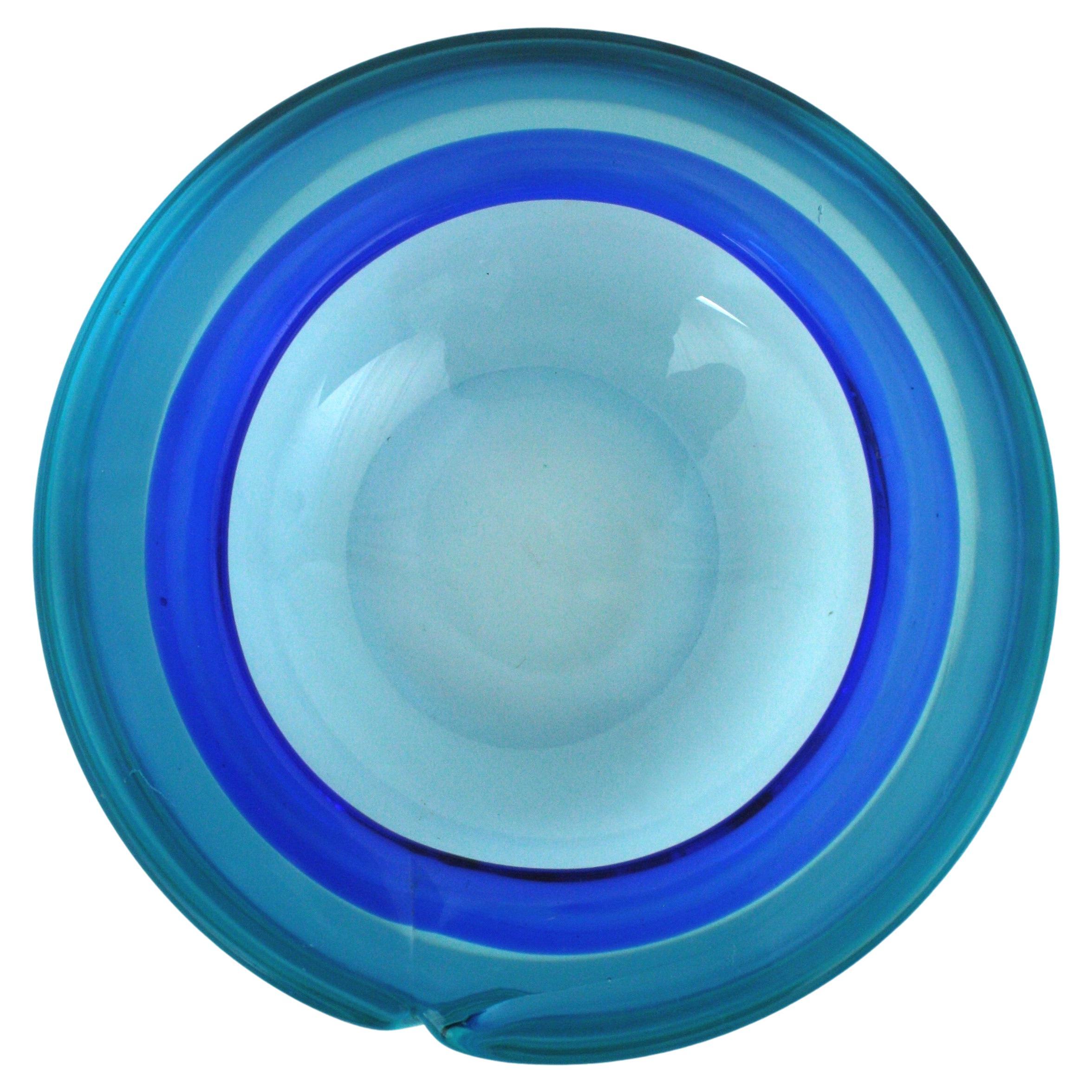 Grand bol / cendrier en verre soufflé à la main de Murano de couleur bleue avec un bord en verre bleu foncé. Modèle attribué à Archimede Seguso pour Seguso Factory, Italie, années 1960.
Un bol rond en géode très décoratif qui peut être utilisé comme
