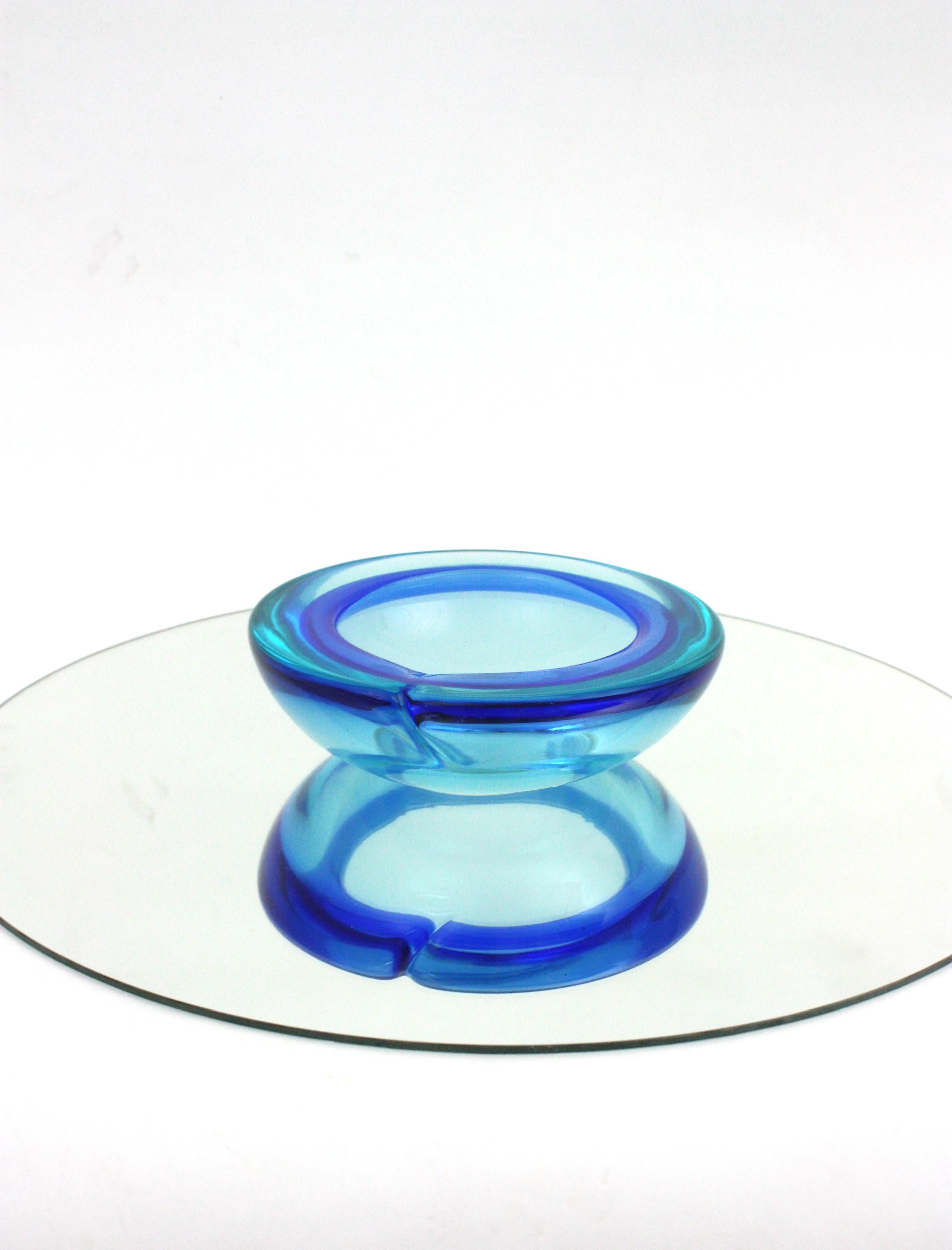 Mid-Century Modern Archimede Seguso Murano Sommerso grand bol en verre bleu en vente