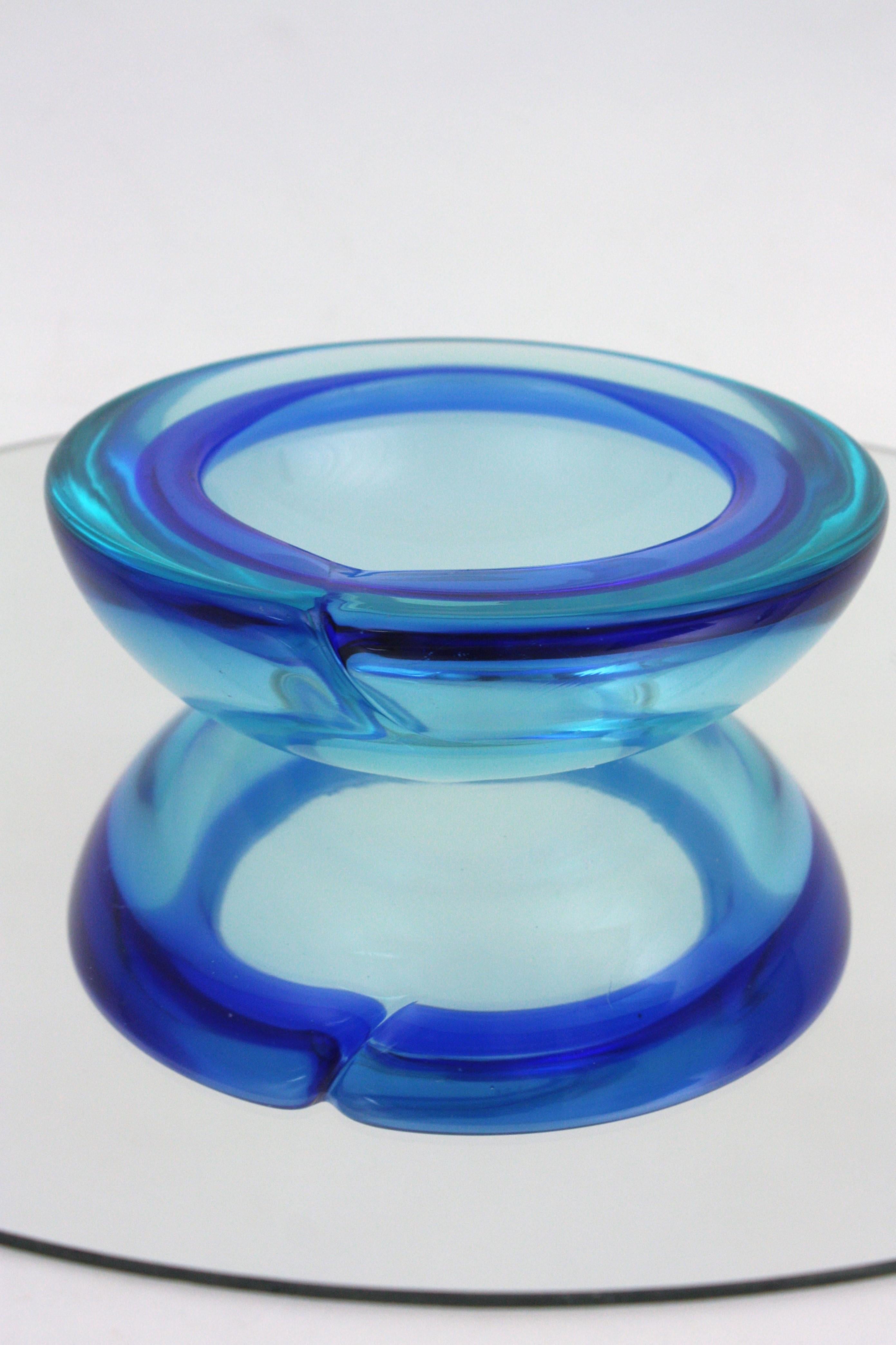 Fait main Archimede Seguso Murano Sommerso grand bol en verre bleu en vente